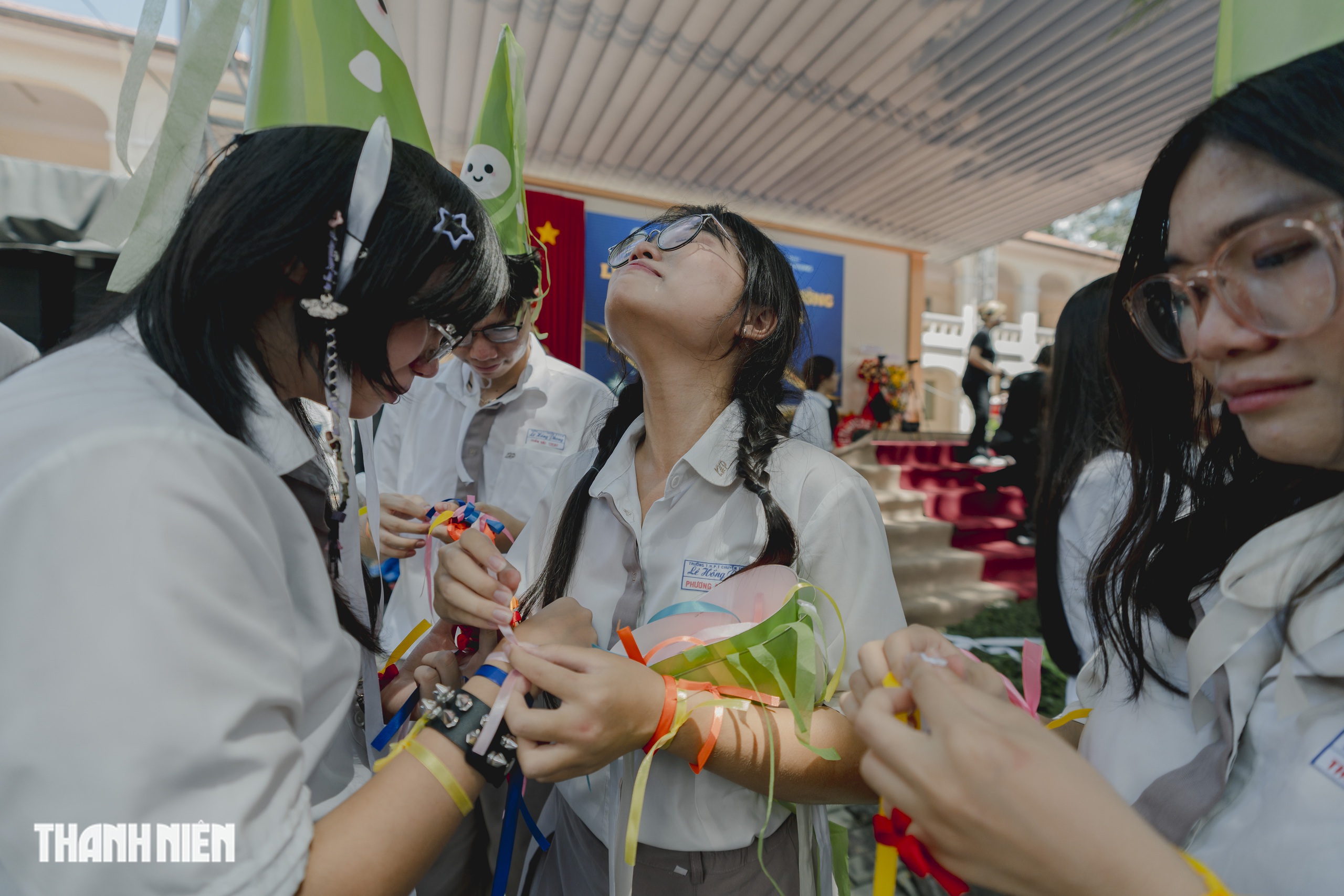 Học sinh chuyên Lê Hồng Phong 'tỏa sáng' băng qua nhiều lần cuối trong ngày chia tay - Ảnh 10.