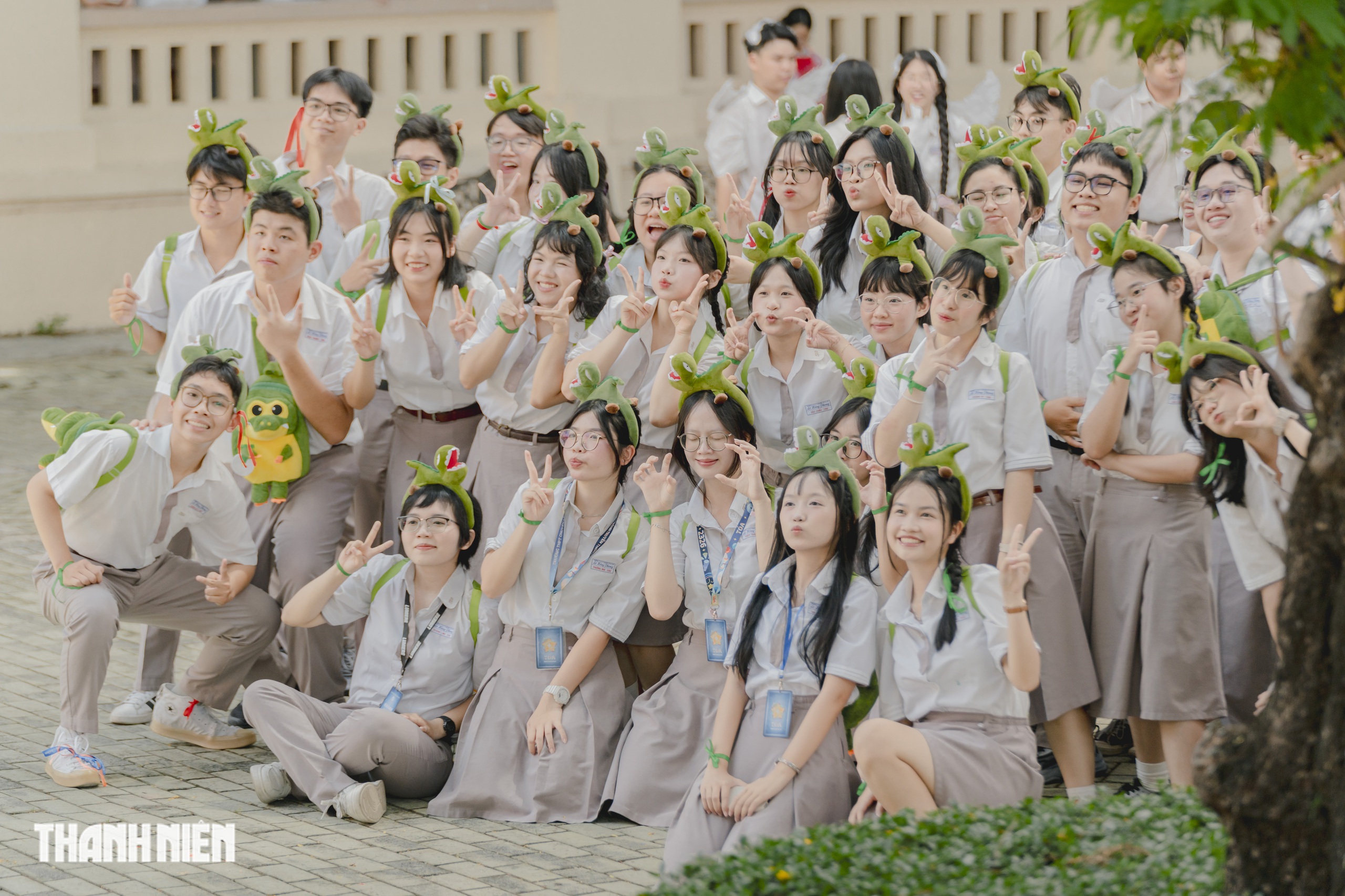 Học sinh chuyên Lê Hồng Phong 'tỏa sáng' băng qua nhiều lần cuối trong ngày chia tay - Ảnh 9.
