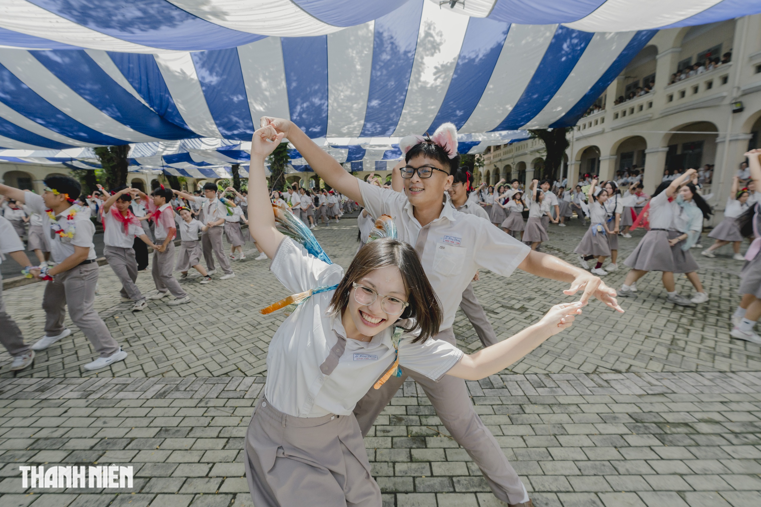 Học sinh chuyên Lê Hồng Phong 'tỏa sáng' băng qua nhiều lần cuối trong ngày chia tay - Ảnh 6.