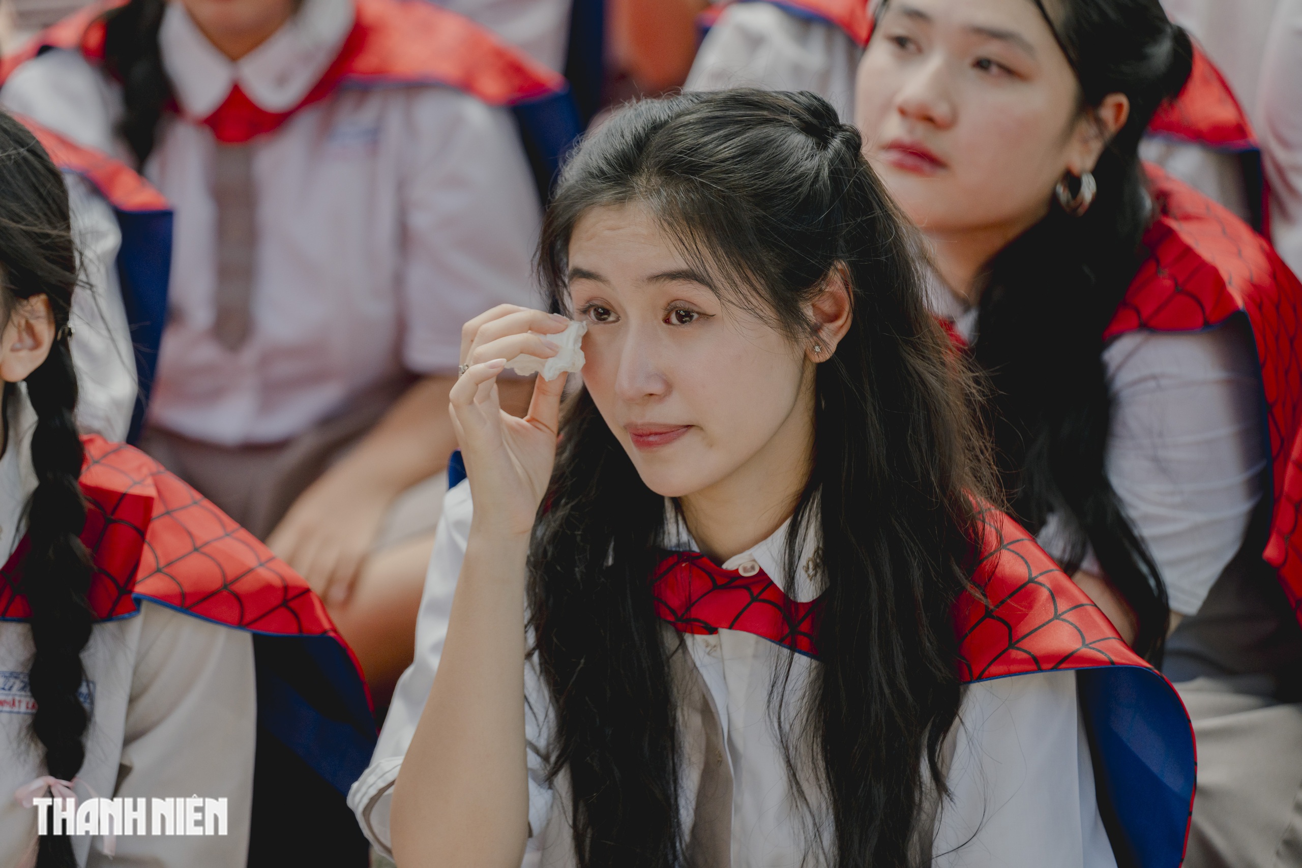 Học sinh chuyên Lê Hồng Phong 'tỏa sáng' băng qua nhiều lần cuối trong ngày chia tay - Ảnh 8.