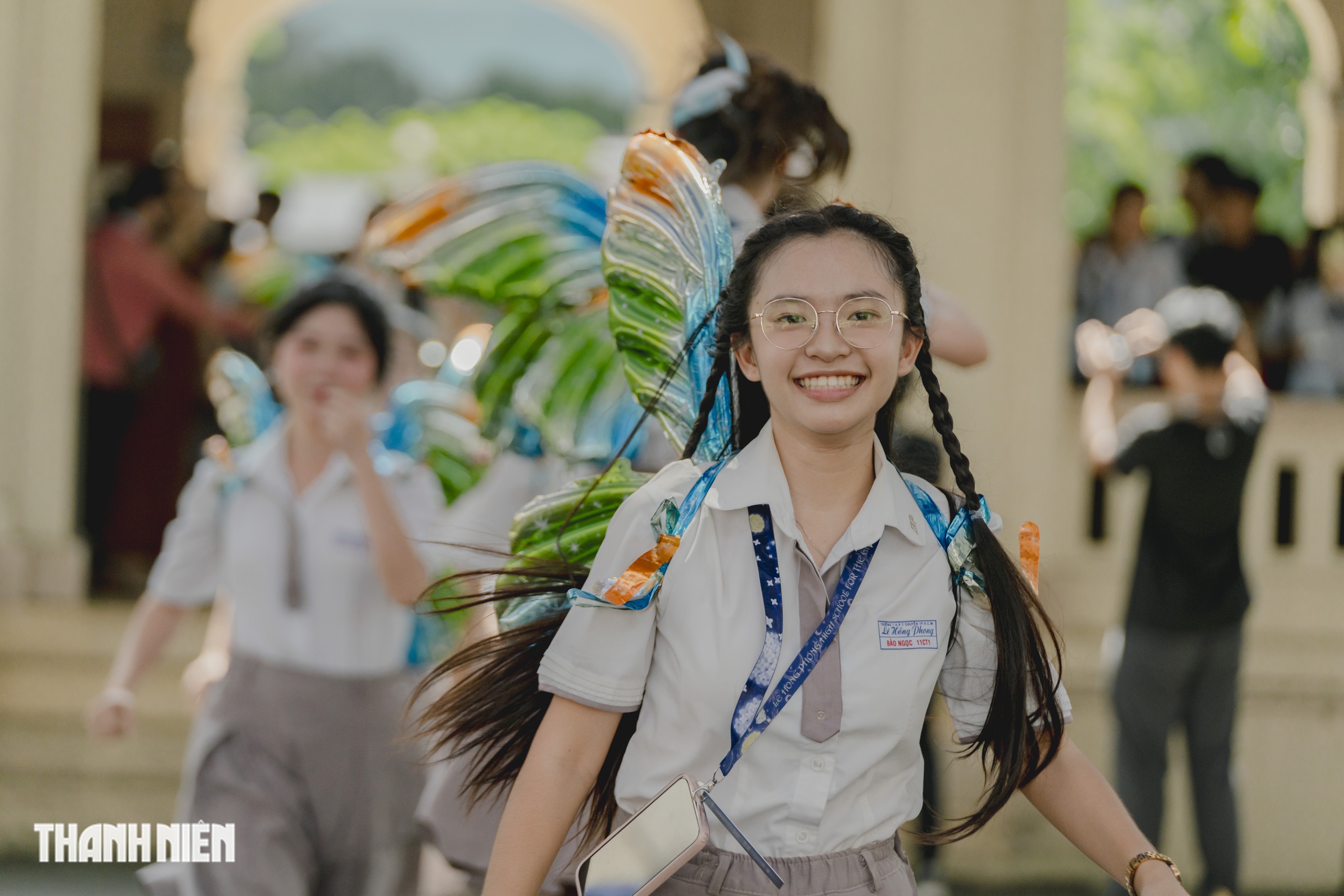 Học sinh chuyên Lê Hồng Phong 'tỏa sáng' băng qua nhiều lần cuối trong ngày chia tay - Ảnh 15.