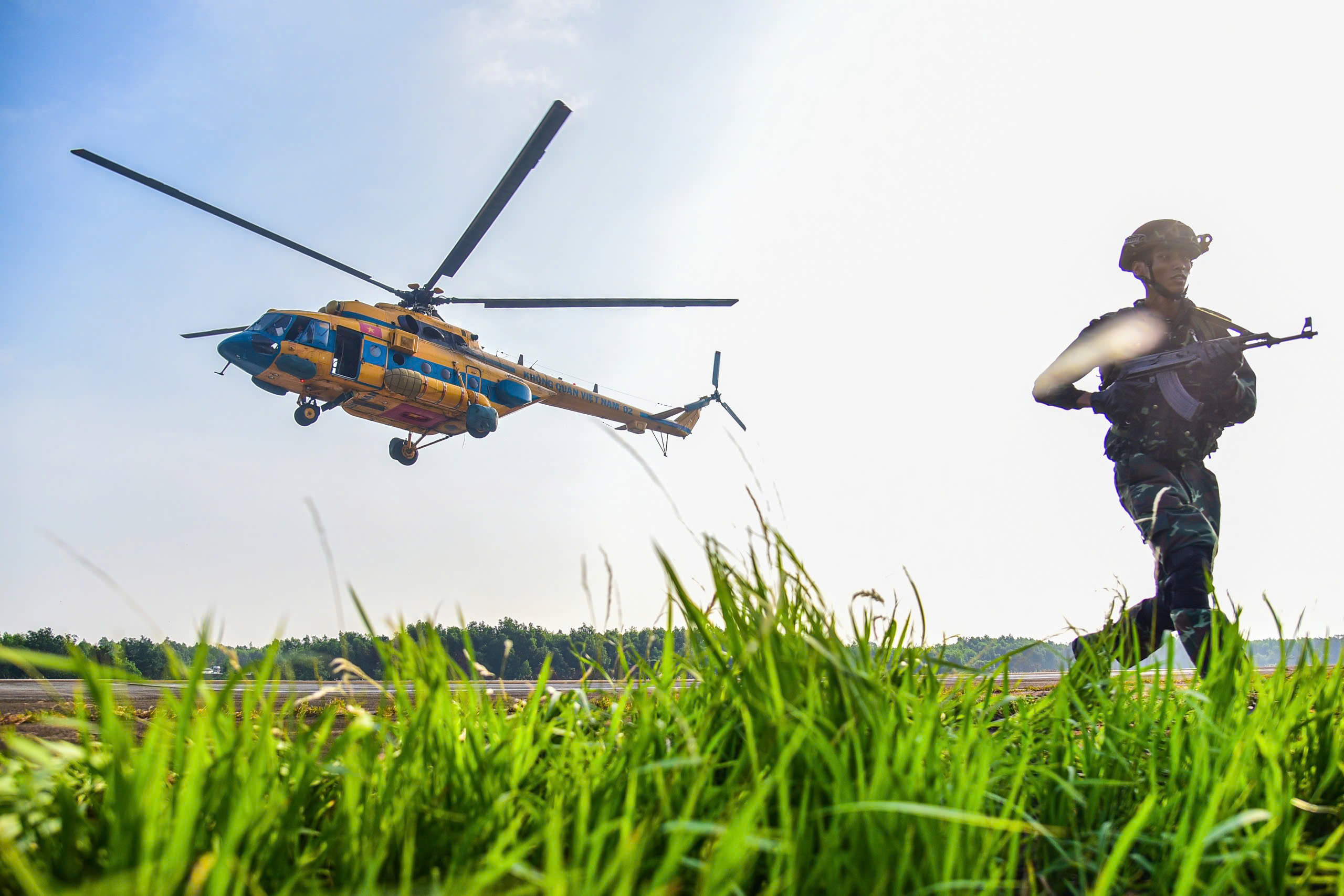 Trinh s&aacute;t đặc nhiệm đổ bộ đường kh&ocirc;ng  - Ảnh 8.
