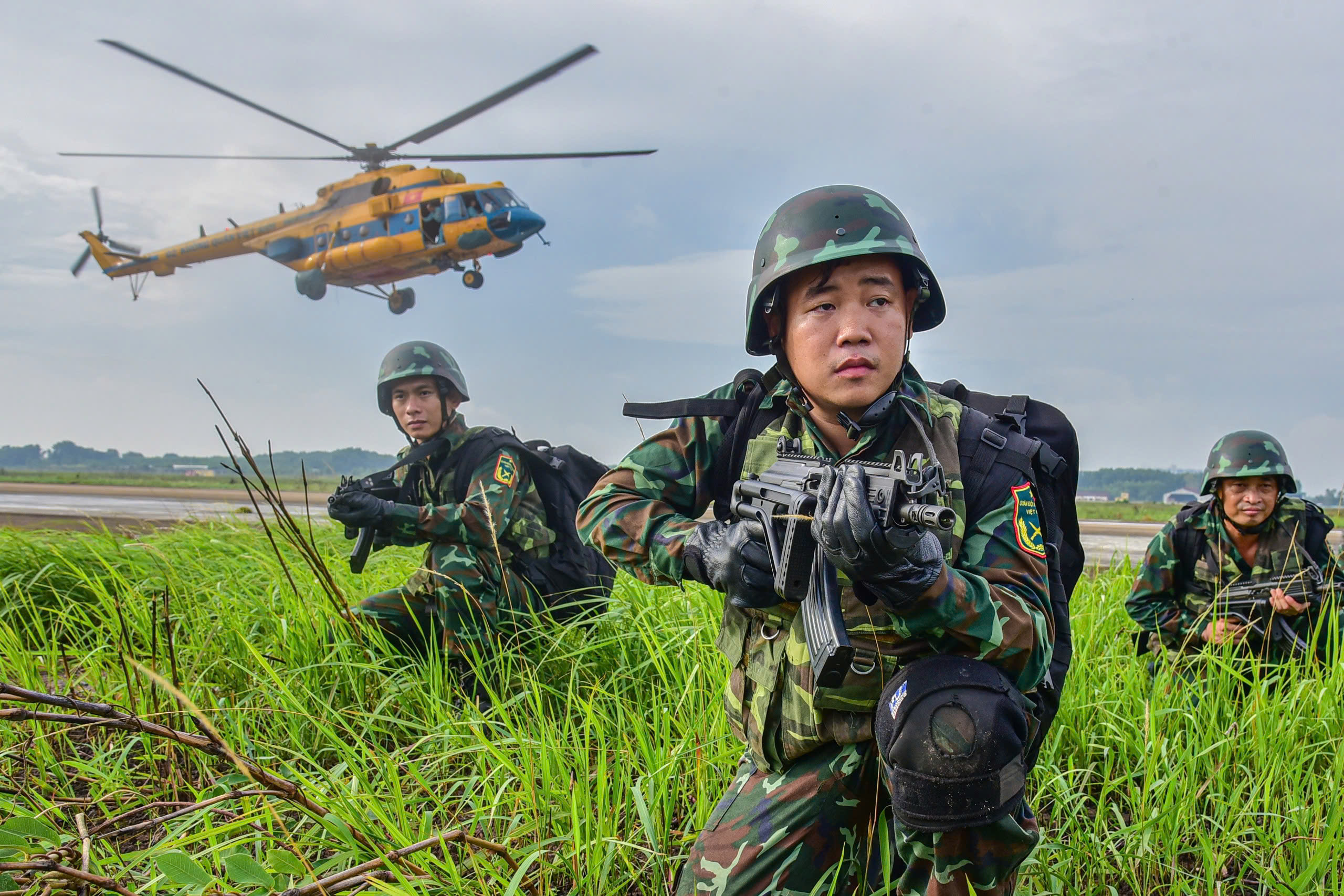 Trinh s&aacute;t đặc nhiệm đổ bộ đường kh&ocirc;ng  - Ảnh 6.