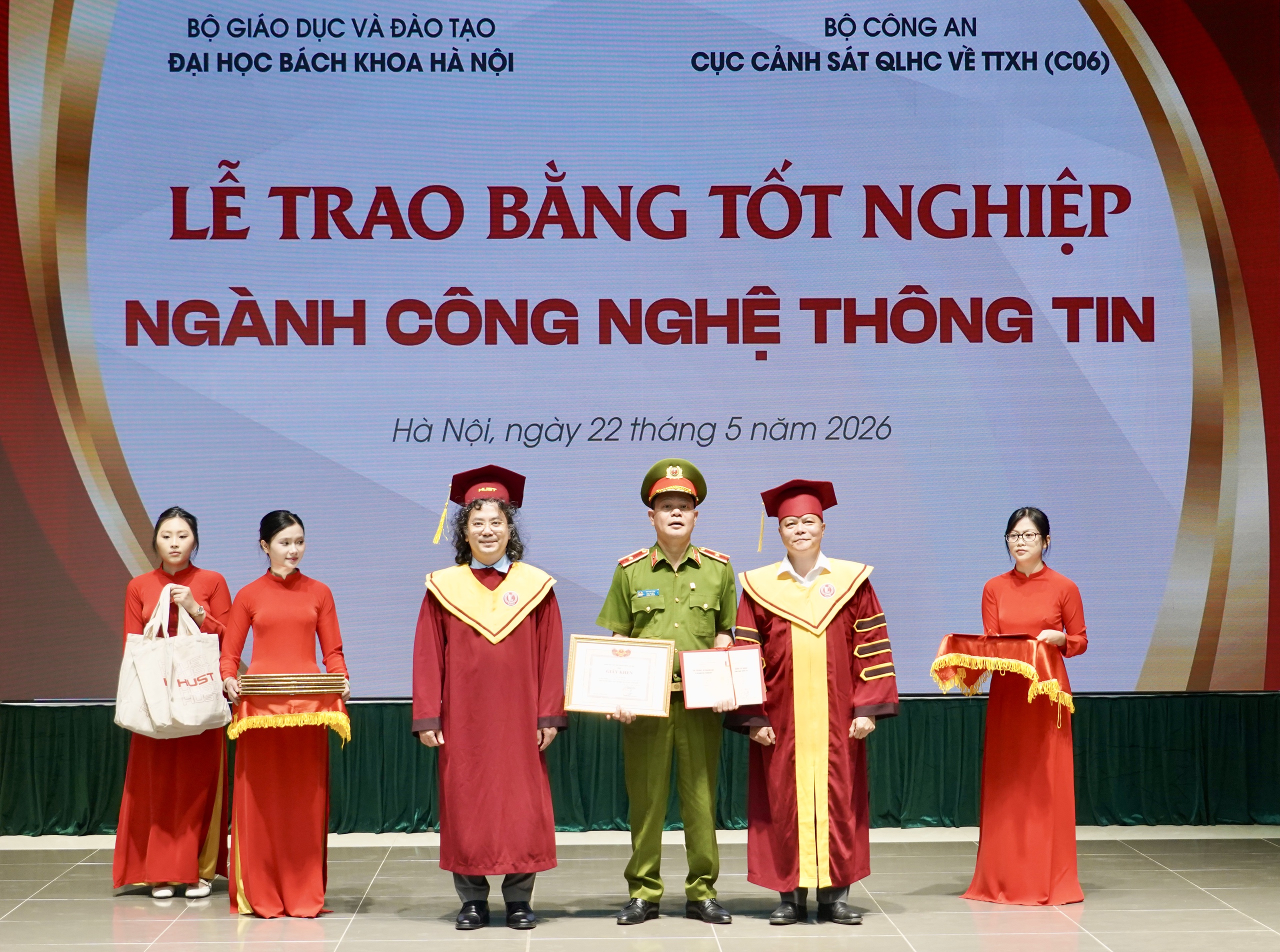 Hơn 50 cảnh sát hoàn thành khóa học công nghệ thông tin chất lượng cao- Ảnh 1. Hơn 50 cảnh sát hoàn thành khóa học công nghệ thông tin chất lượng cao- Ảnh 1.