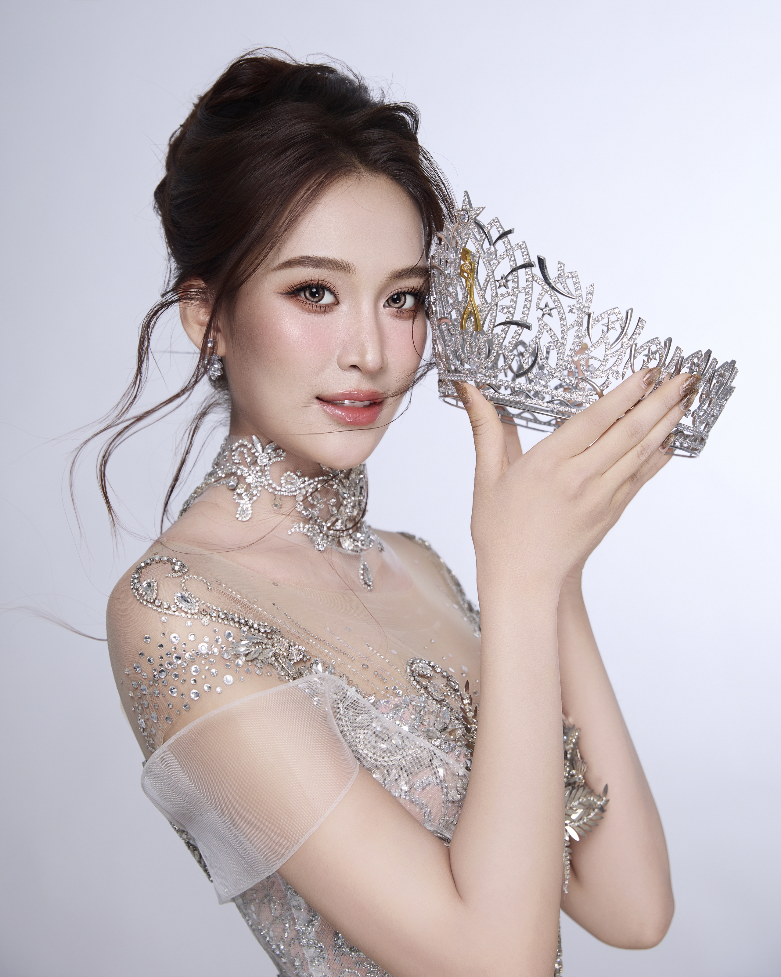Kỳ Duyên quyến rũ ở tuổi 21, tiết lộ cuộc sống sau 2 năm đăng quang - Ảnh 5.