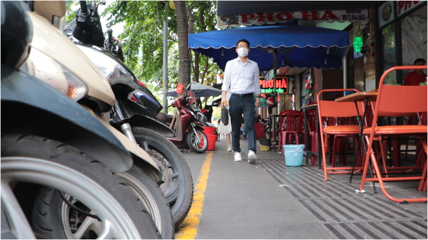 Nghịch lý vỉa hè: Người dân “thèm” được đóng tiền còn hơn ôm đồ... chạy - Ảnh 1.