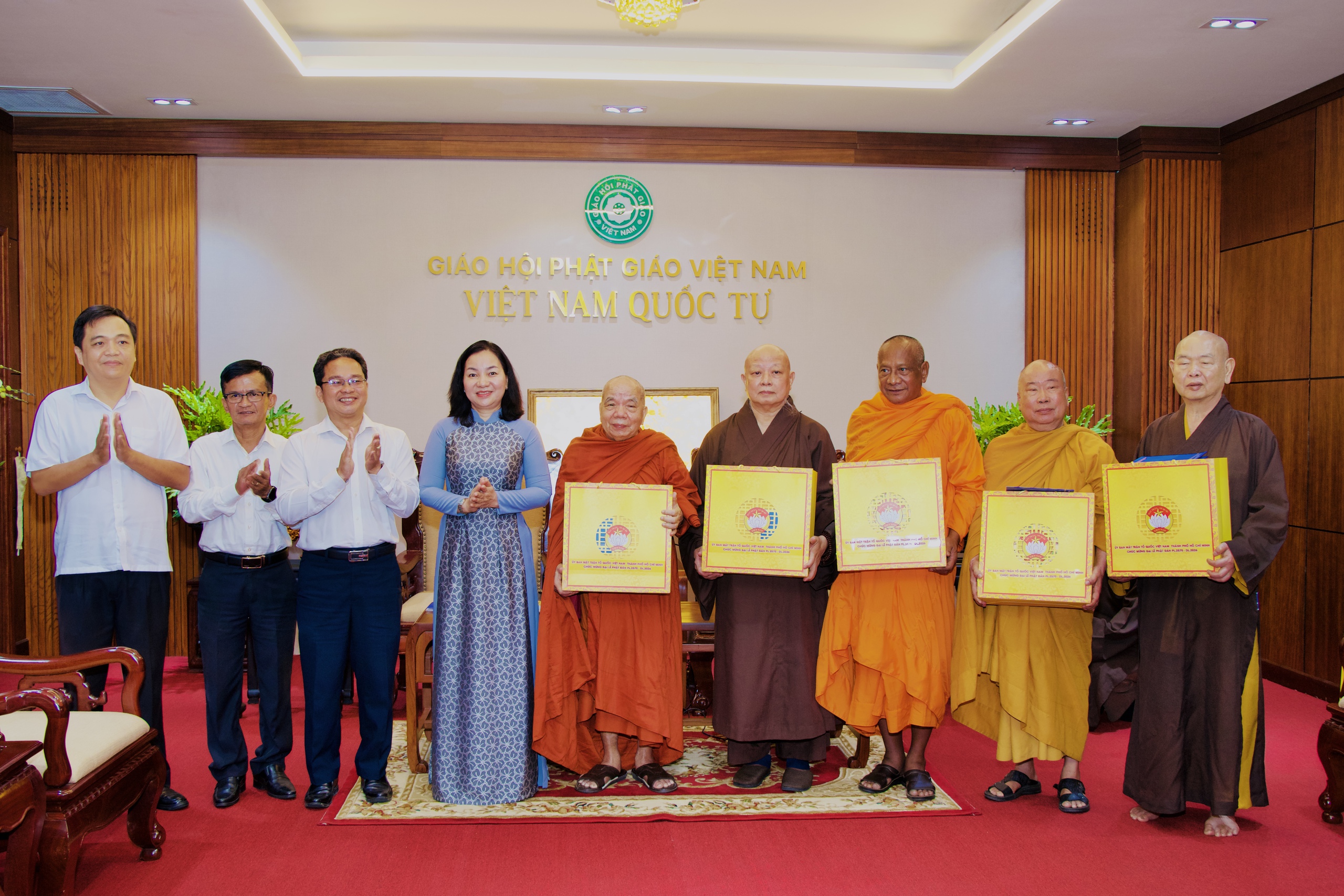 Lãnh đạo MTTQ TP.HCM chúc mừng chức sắc Phật giáo nhân Đại lễ Phật đản - Ảnh 1.