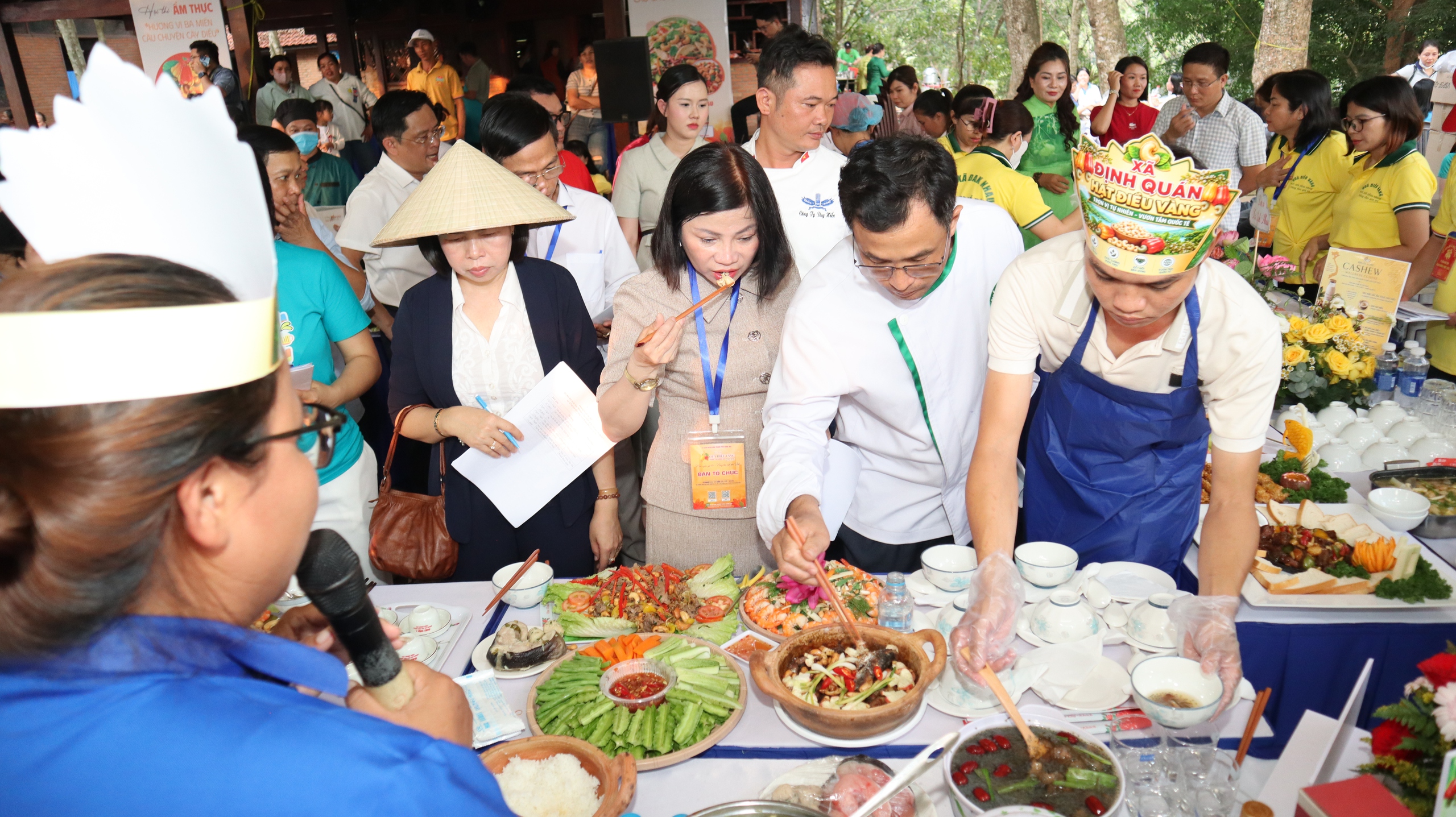 Lễ hội quả điều vàng Đồng Nai: Trăm món ăn từ điều miễn phí- Ảnh 10. Lễ hội quả điều vàng Đồng Nai: Trăm món ăn từ điều miễn phí- Ảnh 10.