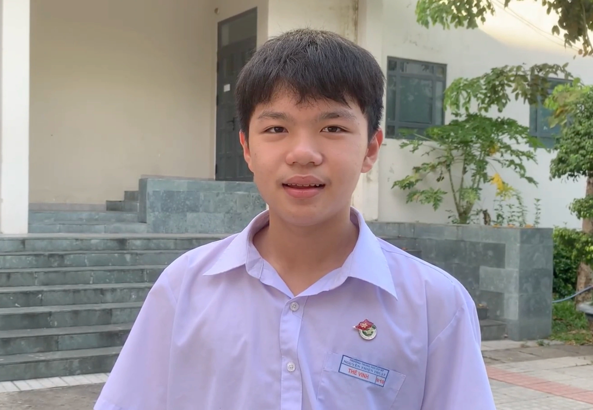 Đà Nẵng: Hơn 42.000 thí sinh thi lớp 10, cha mẹ hồi hộp đứng chờ ngoài cổng- Ảnh 5. Đà Nẵng: Hơn 42.000 thí sinh thi lớp 10, cha mẹ hồi hộp đứng chờ ngoài cổng- Ảnh 5.