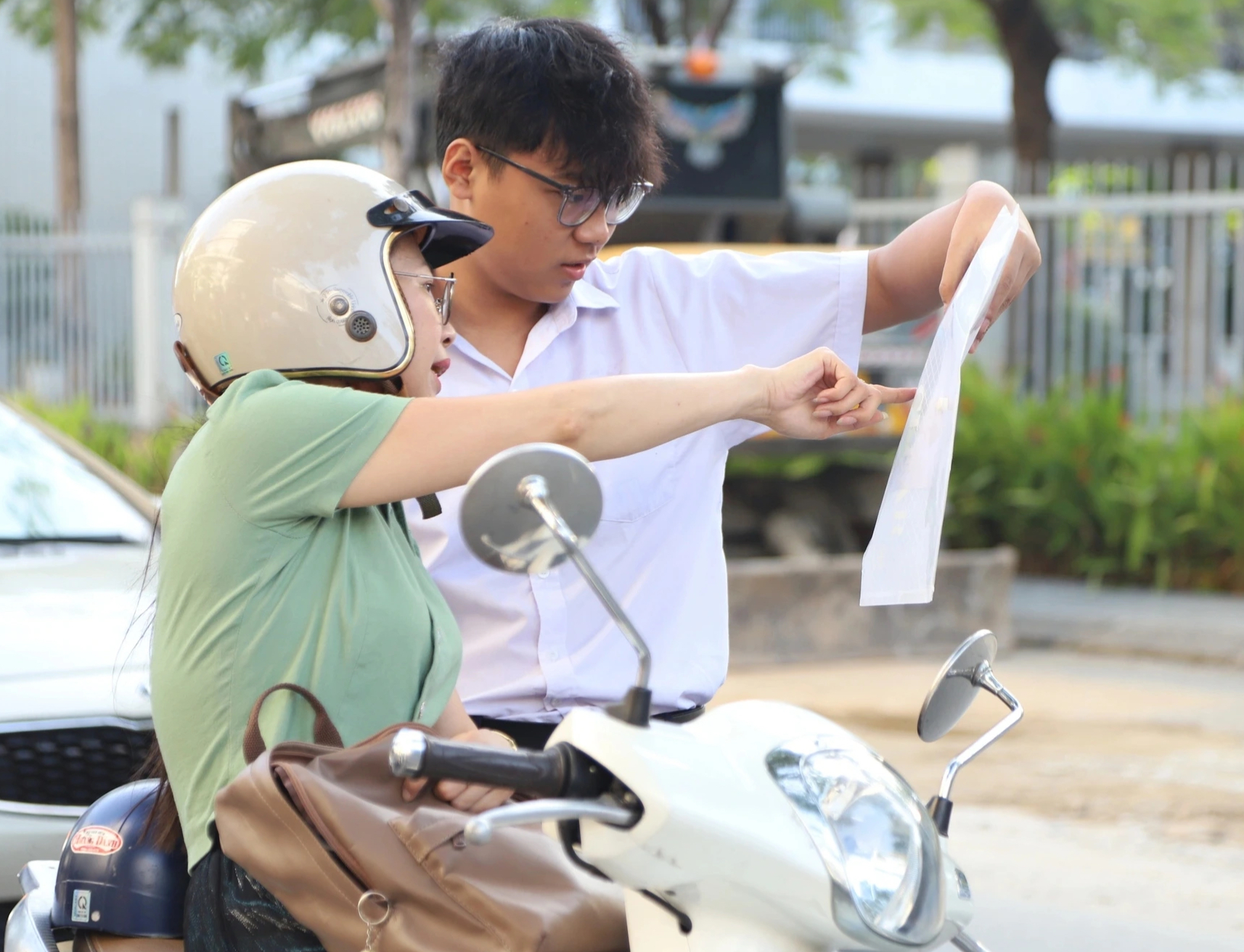 Đà Nẵng: Hơn 42.000 thí sinh thi lớp 10, cha mẹ hồi hộp đứng chờ ngoài cổng- Ảnh 3. Đà Nẵng: Hơn 42.000 thí sinh thi lớp 10, cha mẹ hồi hộp đứng chờ ngoài cổng- Ảnh 3.