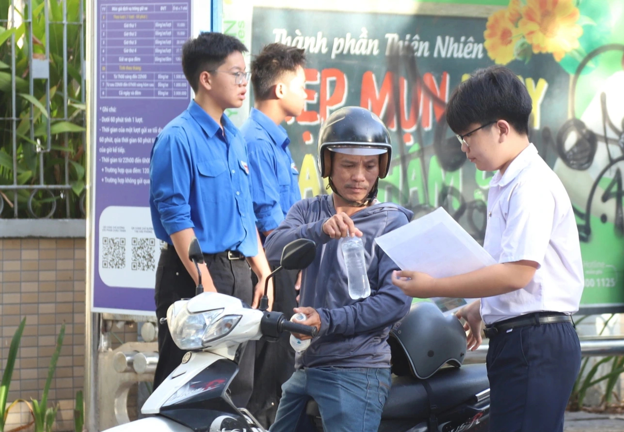 Đà Nẵng: Hơn 42.000 thí sinh thi lớp 10, cha mẹ hồi hộp đứng chờ ngoài cổng- Ảnh 2. Đà Nẵng: Hơn 42.000 thí sinh thi lớp 10, cha mẹ hồi hộp đứng chờ ngoài cổng- Ảnh 2.