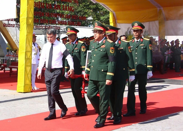 Thủ tướng L&ecirc; Minh Hưng dự lễ truy điệu, an t&aacute;ng 28 h&agrave;i cốt liệt sĩ tại Quảng Trị- Ảnh 4.