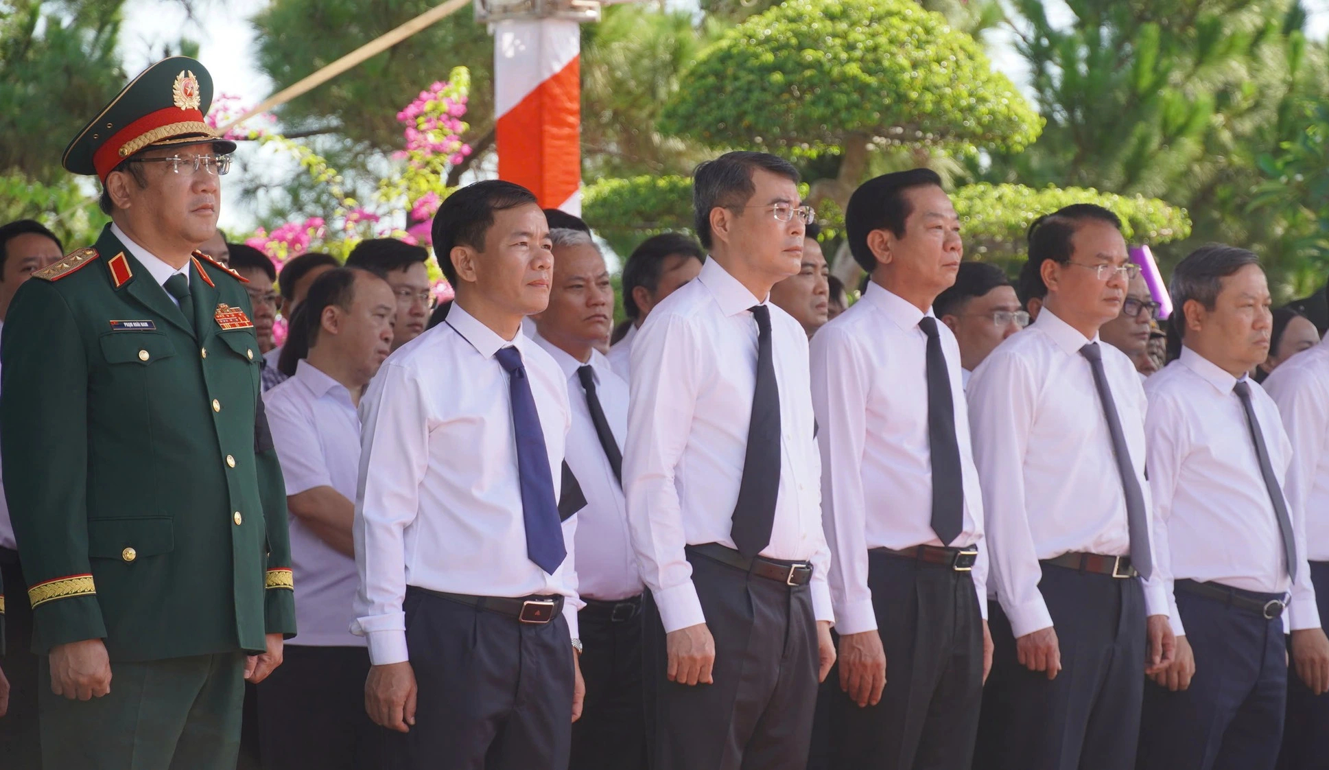 Thủ tướng Lê Minh Hưng dự lễ truy điệu, an táng 28 hài cốt liệt sĩ tại Quảng Trị- Ảnh 1.