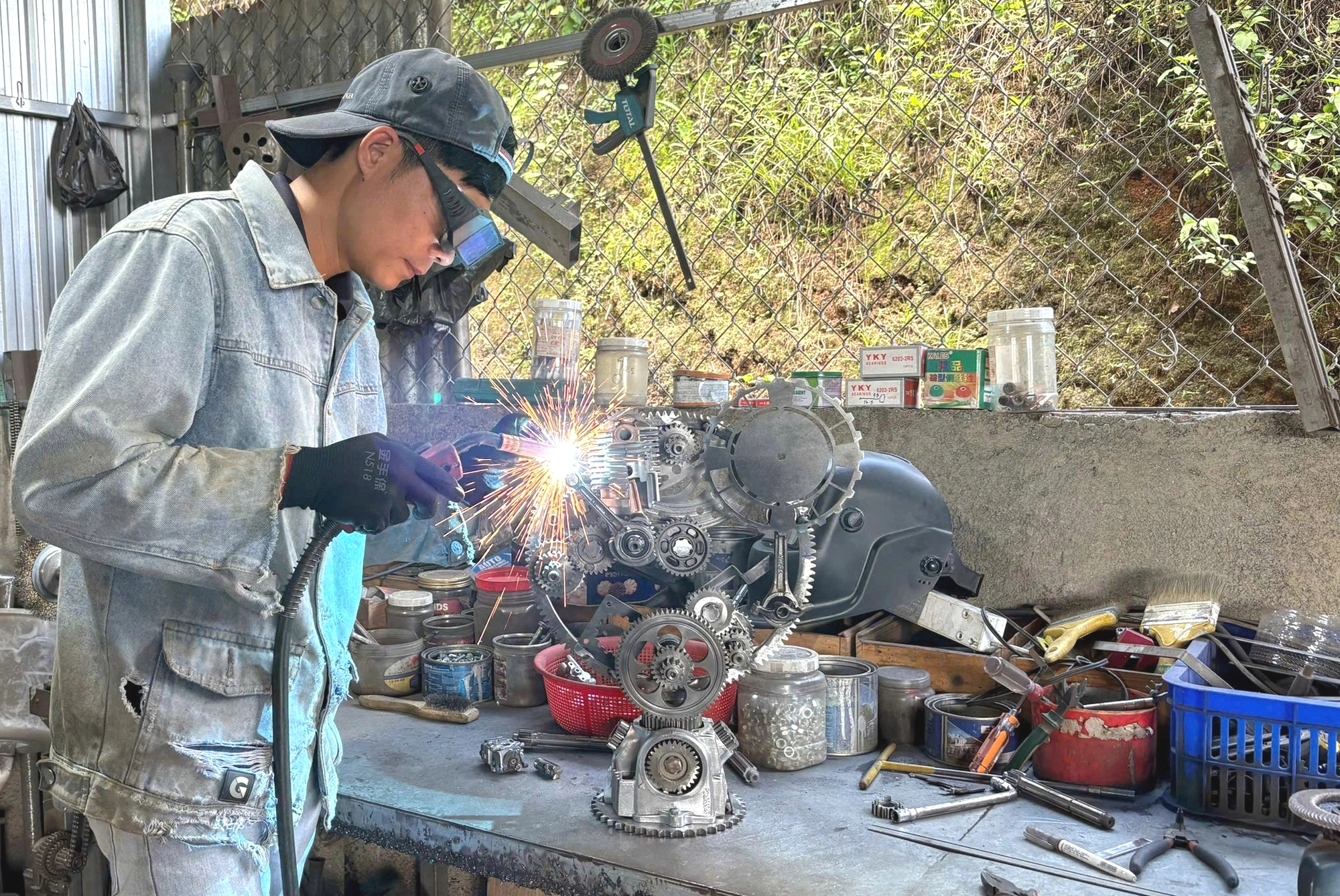 Độc đáo những chiếc đồng hồ từ linh kiện bỏ đi của người thợ trẻ - Ảnh 5.