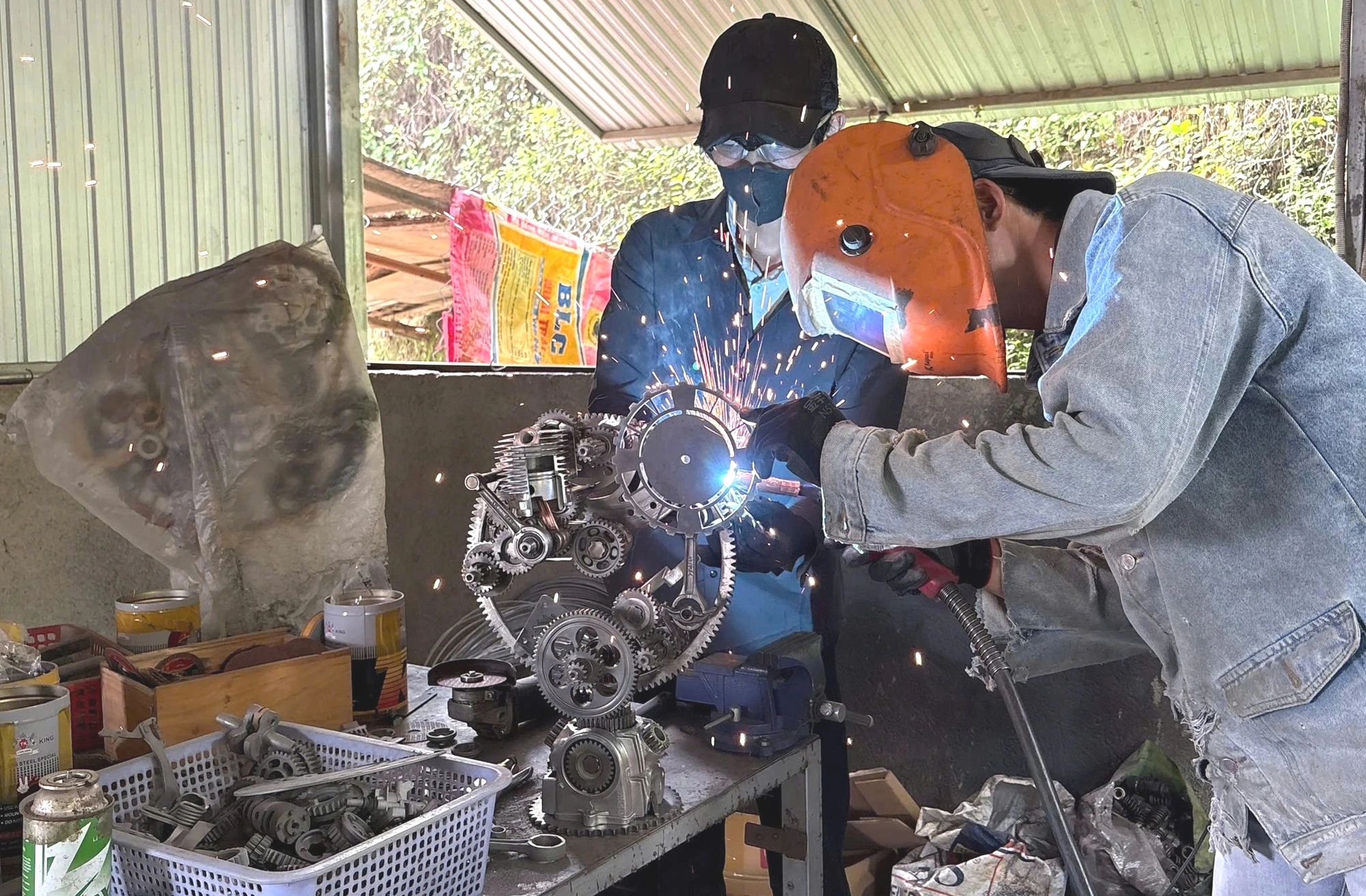 Độc đáo những chiếc đồng hồ từ linh kiện bỏ đi của người thợ trẻ - Ảnh 2.