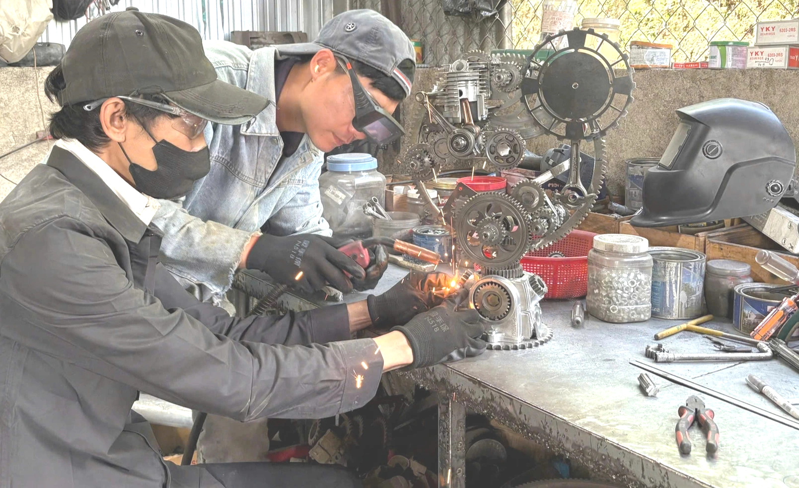 Độc đáo những chiếc đồng hồ từ linh kiện bỏ đi của người thợ trẻ - Ảnh 4.