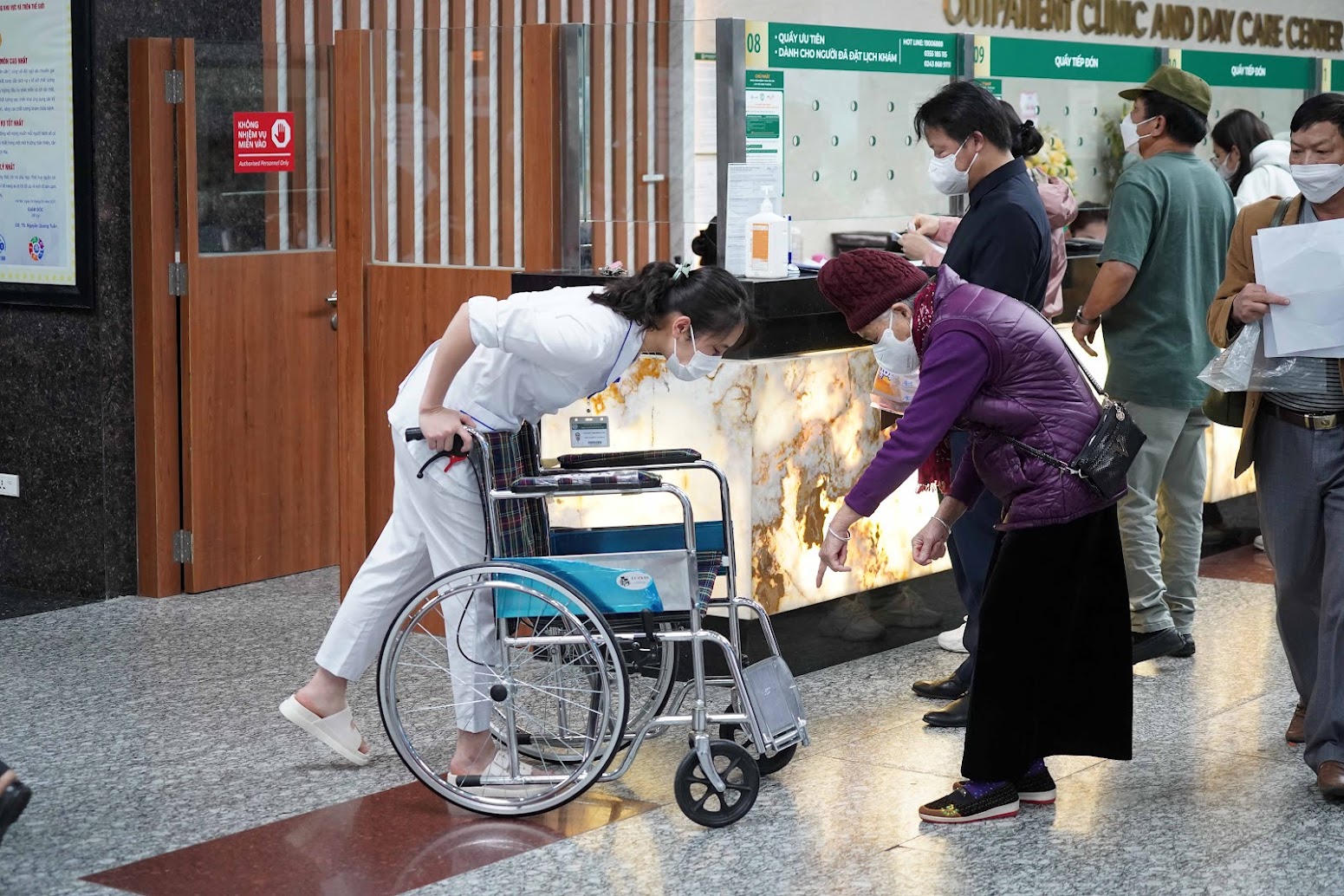 Làm giám đốc bệnh viện công không dễ - Ảnh 1.