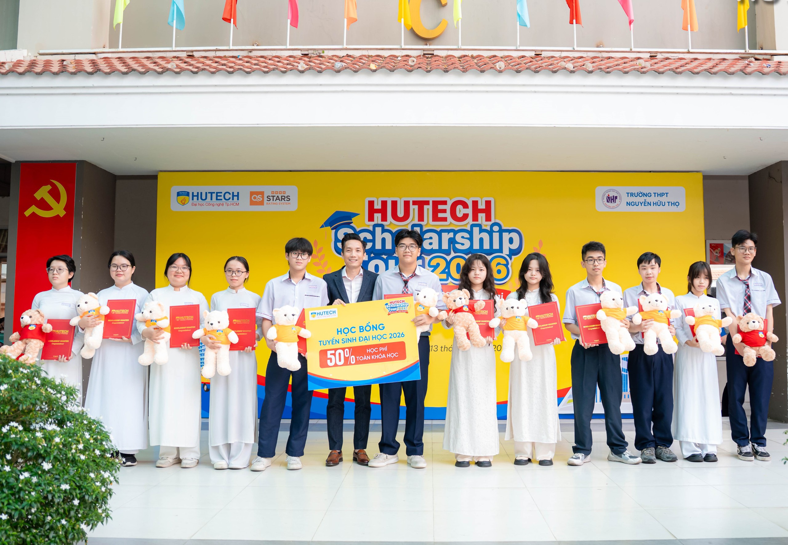 15.000 suất học bổng và hành trình lan tỏa giáo dục đến người trẻ- Ảnh 2. 15.000 suất học bổng và hành trình lan tỏa giáo dục đến người trẻ- Ảnh 2.