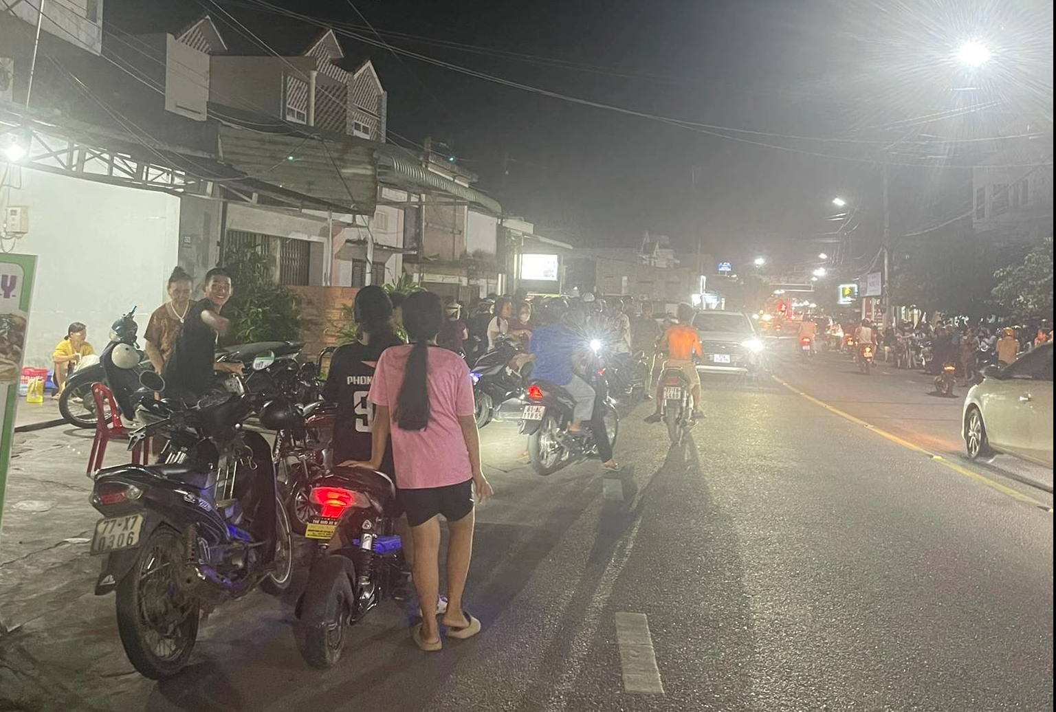 Công an điều tra vụ án mạng tại phòng trọ, 2 người thương vong - Ảnh 1.
