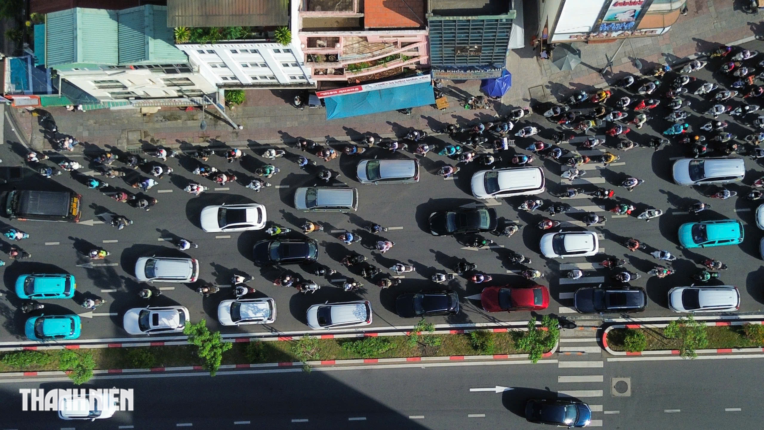 Ngày đầu chạy theo đèn ở vòng xoay Điện Biên Phủ, nhiều người loay hoay - Ảnh 2.