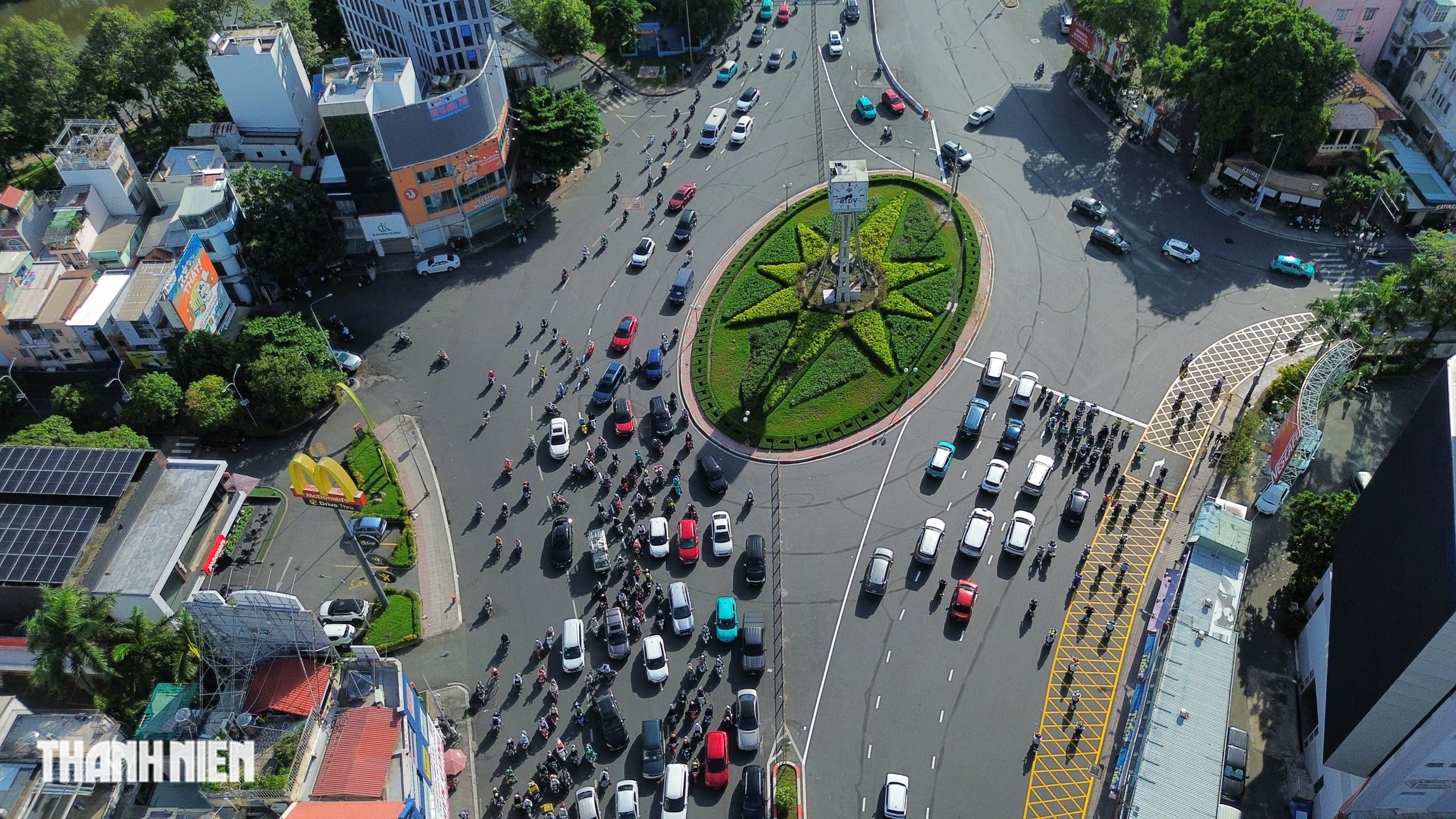 Ngày đầu chạy theo đèn ở vòng xoay Điện Biên Phủ, nhiều người loay hoay - Ảnh 1.