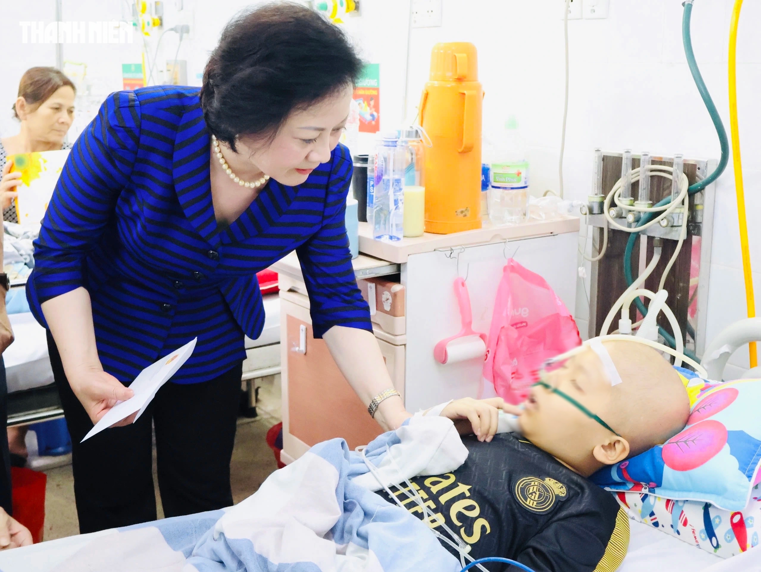 Phó thủ tướng Phạm Thị Thanh Trà thăm trẻ mắc bệnh hiểm nghèo tại TP.HCM- Ảnh 2. Phó thủ tướng Phạm Thị Thanh Trà thăm trẻ mắc bệnh hiểm nghèo tại TP.HCM- Ảnh 2.