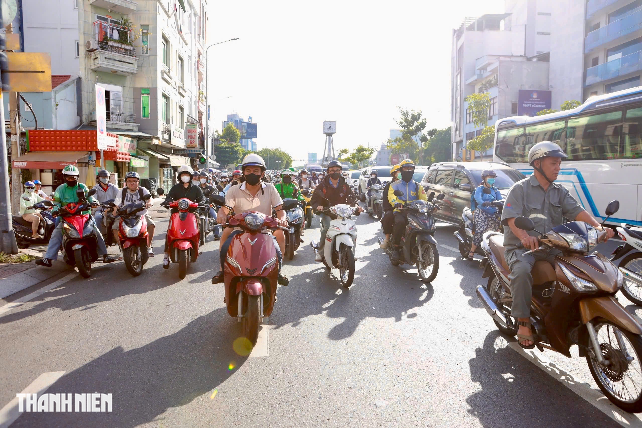 Ngày đầu chạy theo đèn ở vòng xoay Điện Biên Phủ, nhiều người loay hoay - Ảnh 5.