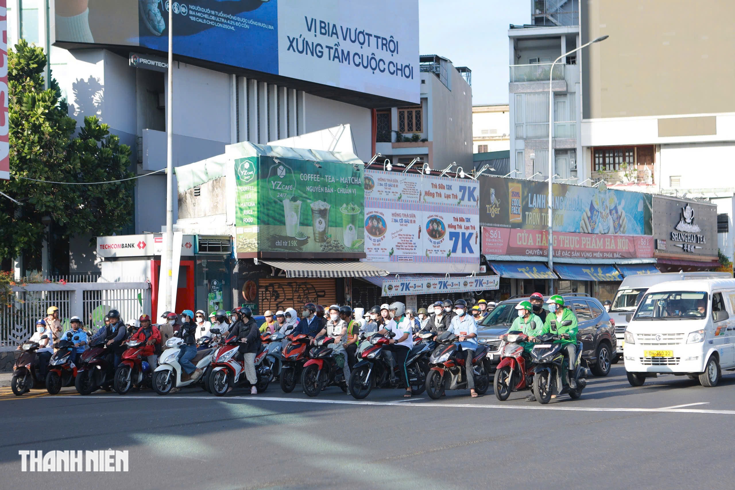 Ngày đầu chạy theo đèn ở vòng xoay Điện Biên Phủ, nhiều người loay hoay - Ảnh 10.