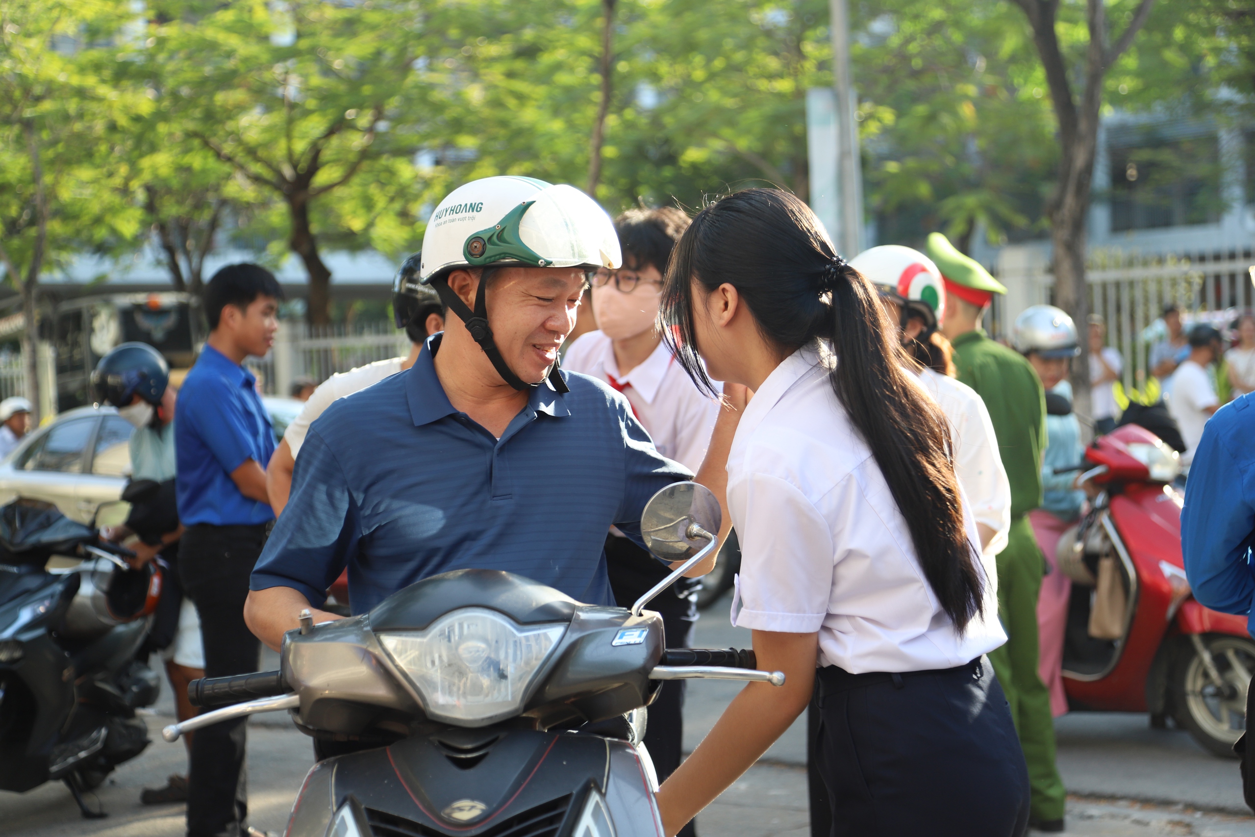 Đà Nẵng: Hơn 42.000 thí sinh thi lớp 10, cha mẹ hồi hộp đứng chờ ngoài cổng- Ảnh 6. Đà Nẵng: Hơn 42.000 thí sinh thi lớp 10, cha mẹ hồi hộp đứng chờ ngoài cổng- Ảnh 6.