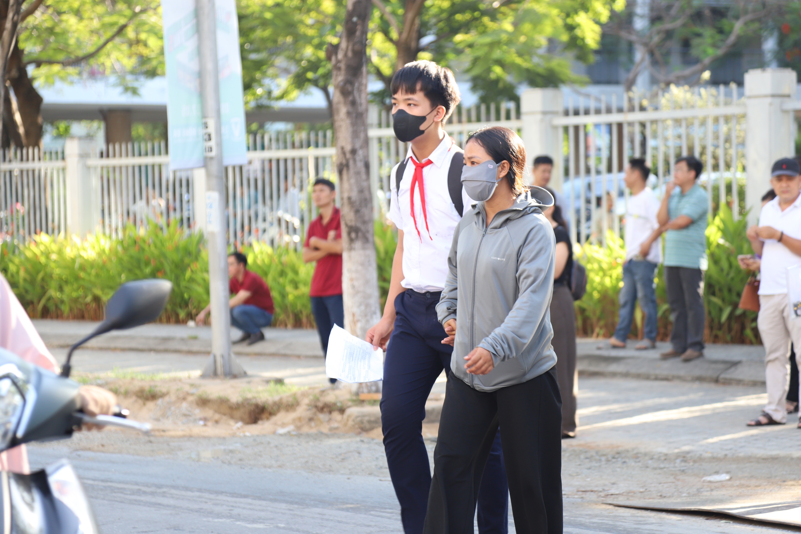 Đà Nẵng: Hơn 42.000 thí sinh thi lớp 10, cha mẹ hồi hộp đứng chờ ngoài cổng- Ảnh 7. Đà Nẵng: Hơn 42.000 thí sinh thi lớp 10, cha mẹ hồi hộp đứng chờ ngoài cổng- Ảnh 7.