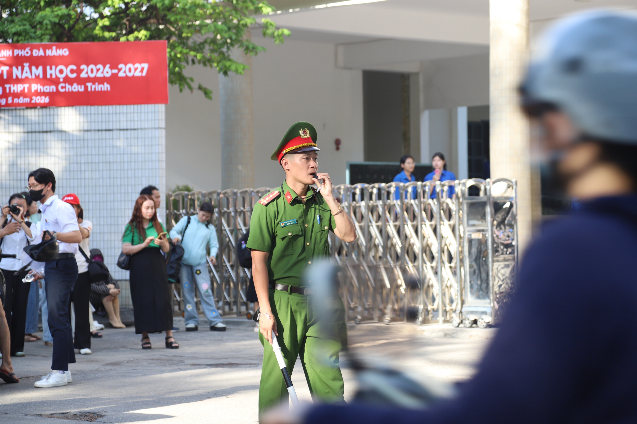 Đà Nẵng: Hơn 42.000 thí sinh thi lớp 10, cha mẹ hồi hộp đứng chờ ngoài cổng- Ảnh 9. Đà Nẵng: Hơn 42.000 thí sinh thi lớp 10, cha mẹ hồi hộp đứng chờ ngoài cổng- Ảnh 9.