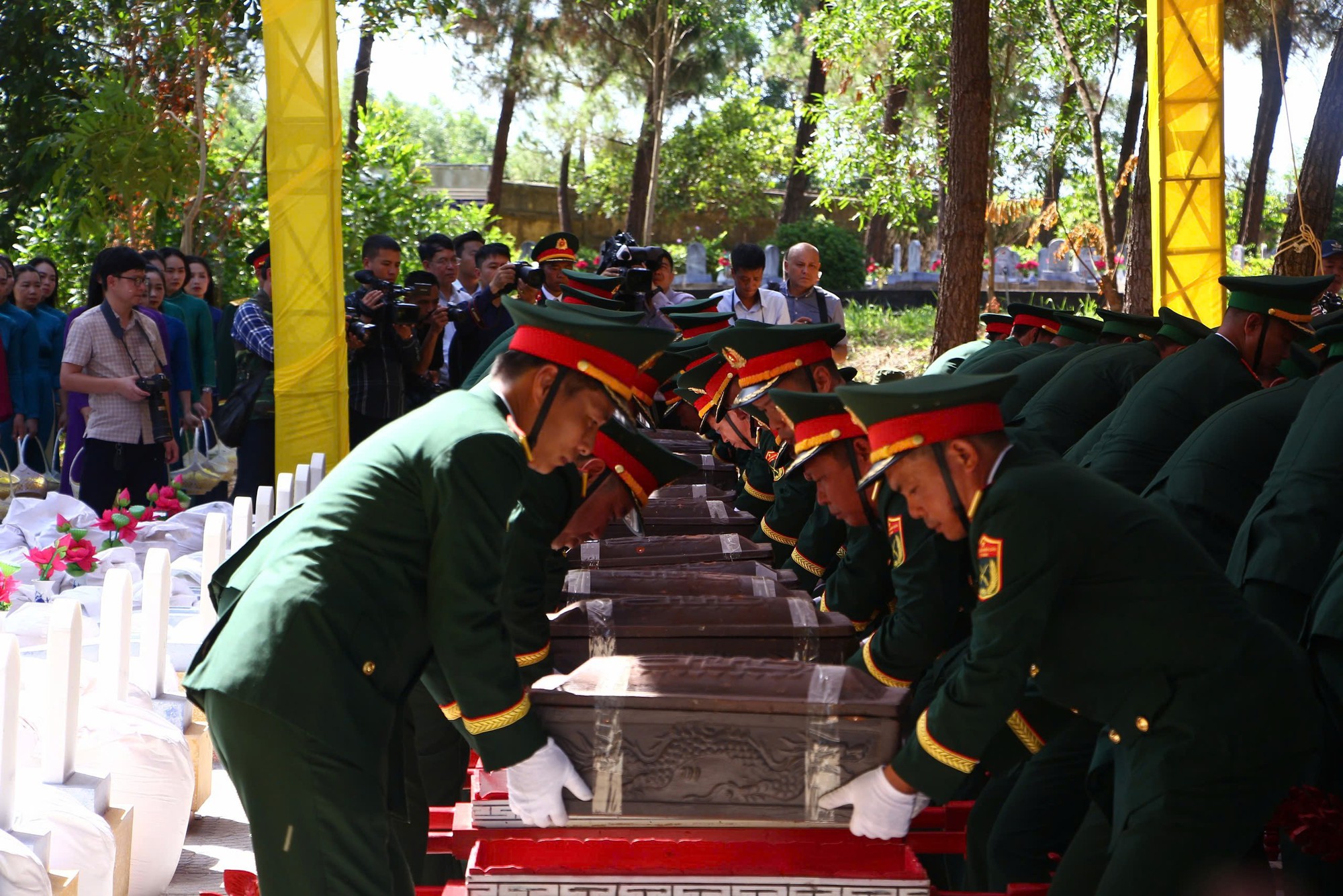 Thủ tướng Lê Minh Hưng dự lễ truy điệu, an táng 28 hài cốt liệt sĩ tại Quảng Trị- Ảnh 6.