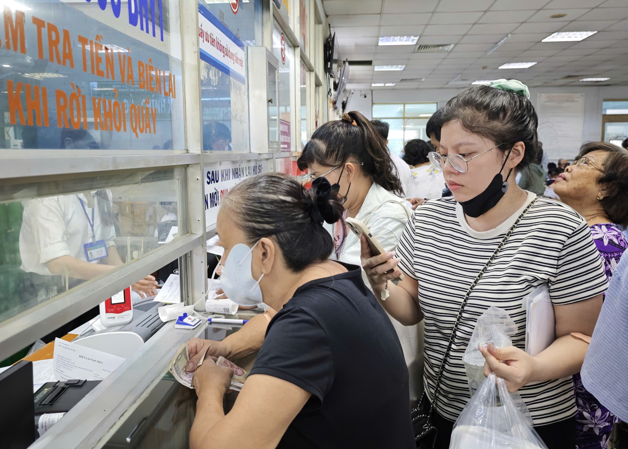 Đừng để người bệnh tự mua thuốc - Ảnh 2. Đừng để người bệnh tự mua thuốc - Ảnh 2.