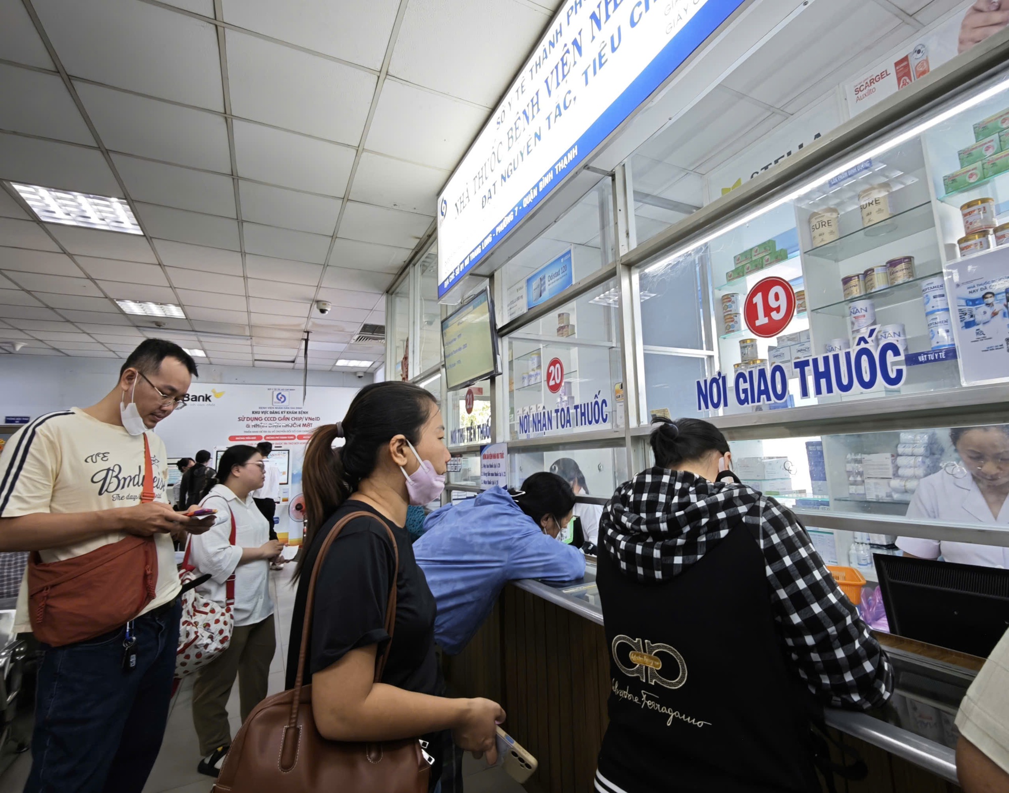 Đừng để người bệnh tự mua thuốc - Ảnh 1. Đừng để người bệnh tự mua thuốc - Ảnh 1.