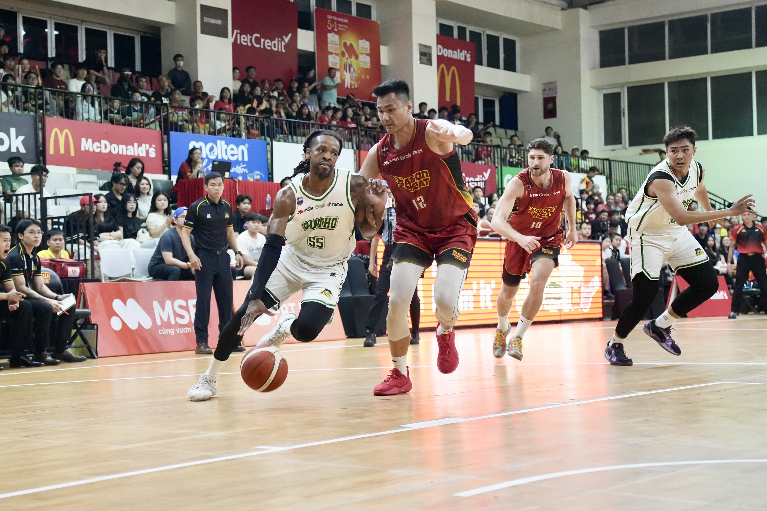 Khán giả phủ kín nhà thi đấu CIS, Saigon Heat thắng đậm ngày ra quân VBA 2026 - Ảnh 1. Khán giả phủ kín nhà thi đấu CIS, Saigon Heat thắng đậm ngày ra quân VBA 2026 - Ảnh 1.