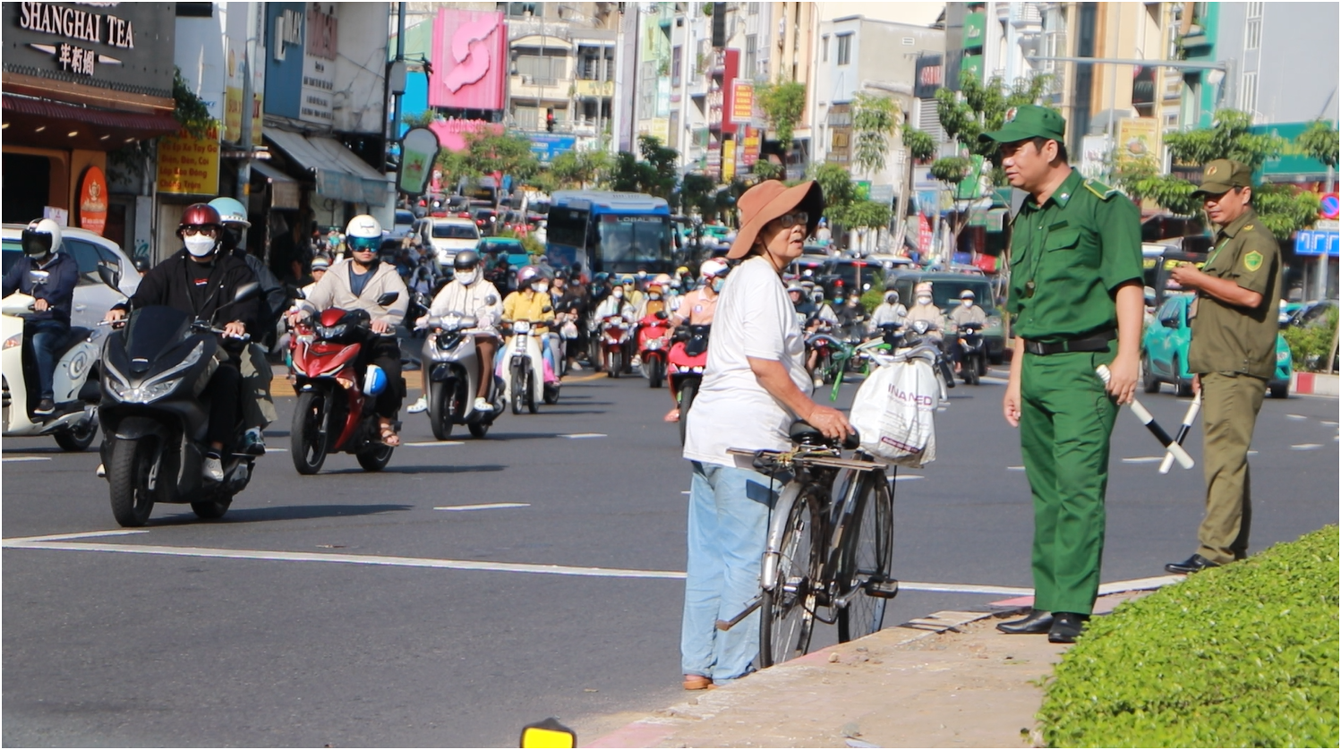 Giao thông thay - Ảnh 2.