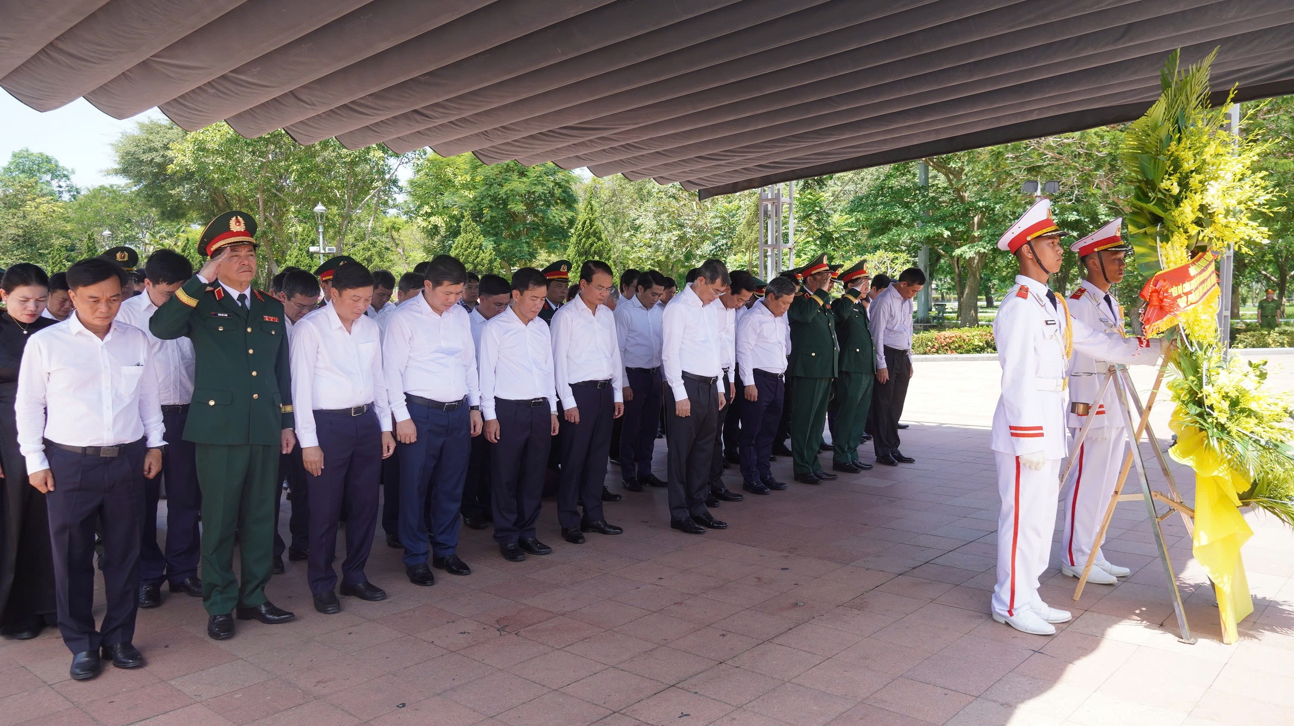 Thủ tướng Lê Minh Hưng dâng hương tại các 'địa chỉ đỏ' tỉnh Quảng Trị - Ảnh 2.