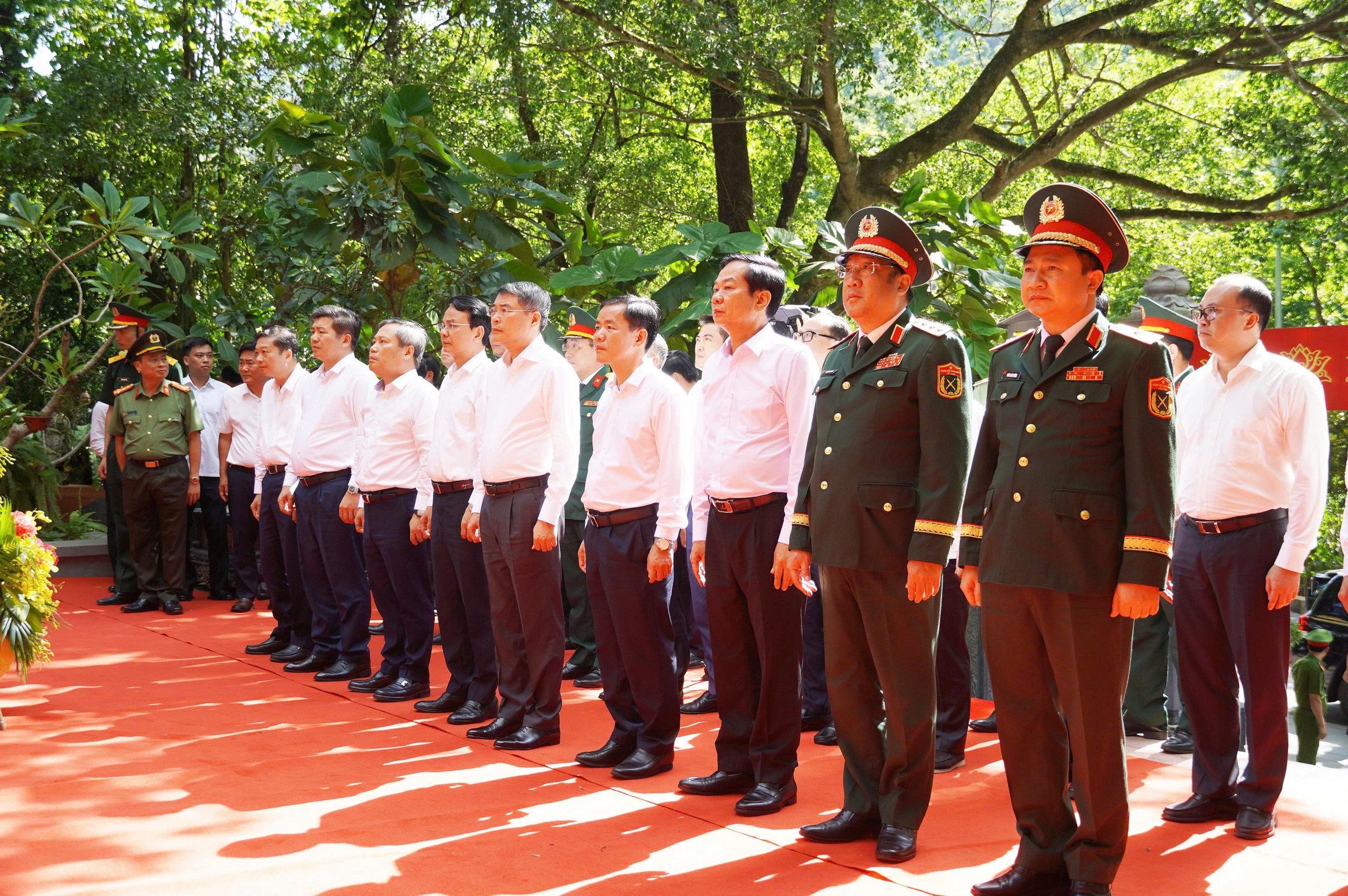 Thủ tướng Lê Minh Hưng dâng hương tại các 'địa chỉ đỏ' tỉnh Quảng Trị - Ảnh 1.
