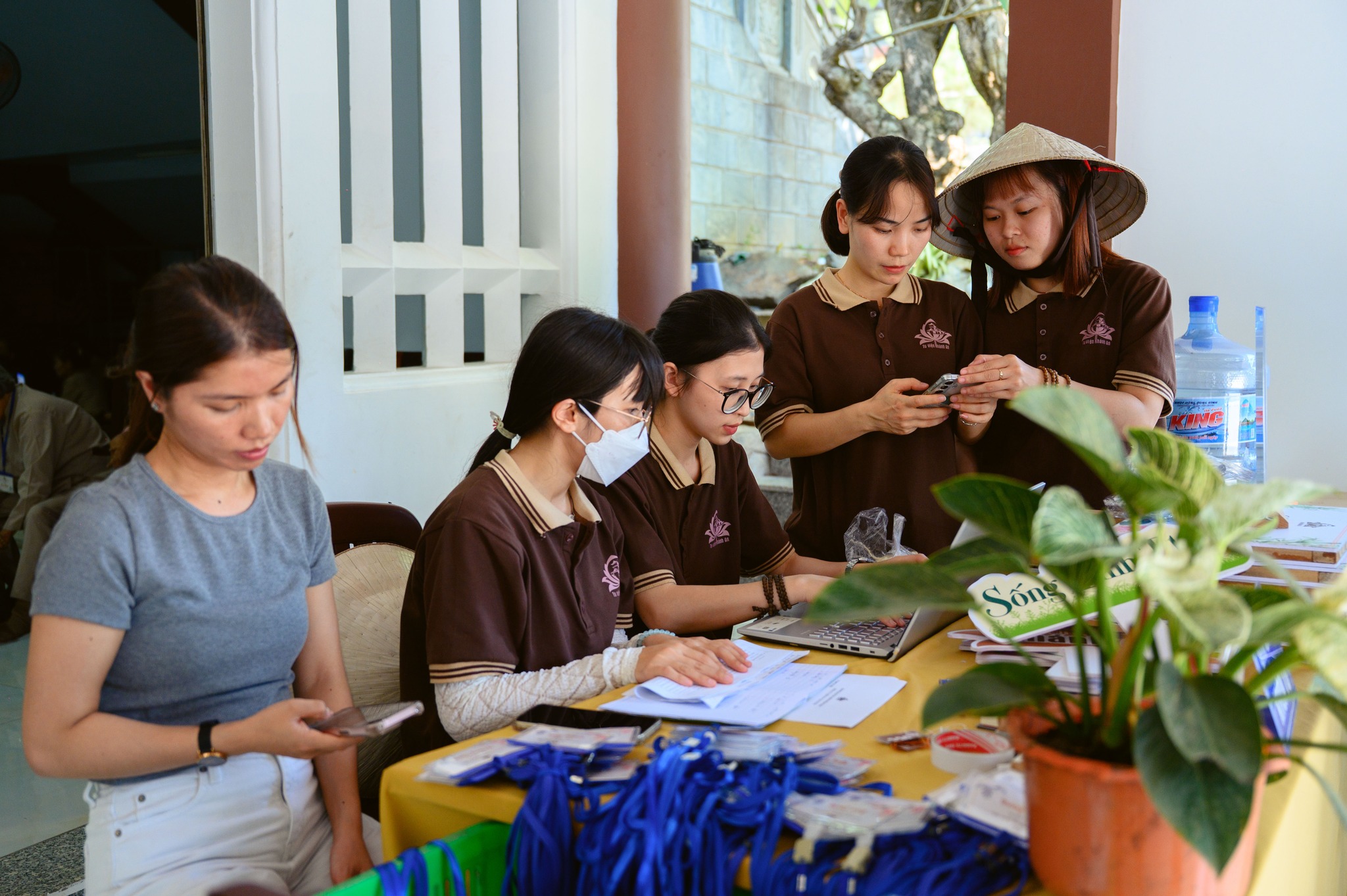 M&ugrave;a Phật đản đi ch&ugrave;a v&agrave; c&acirc;u hỏi: 'Sống vậy đ&atilde; b&igrave;nh an chưa?' - Ảnh 2.
