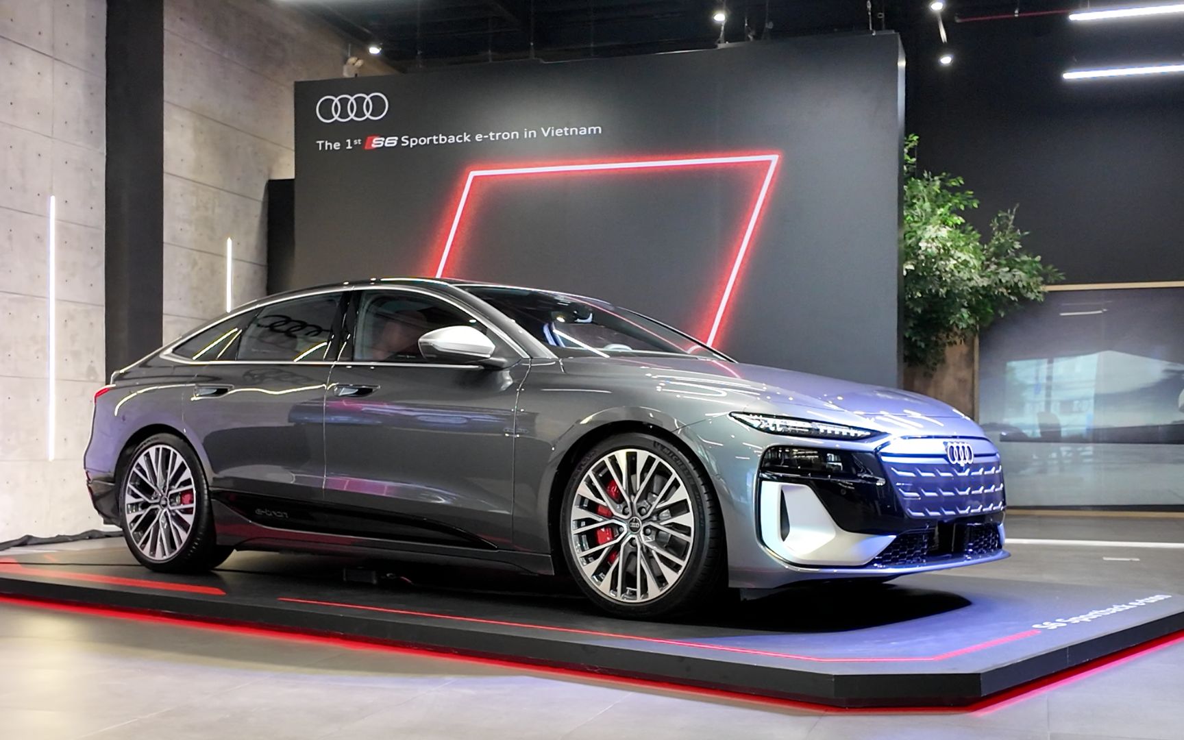 Sedan thuần điện hiệu năng cao đầu tiên của Audi về Việt Nam, giá 4,2 tỉ đồng - Ảnh 1.