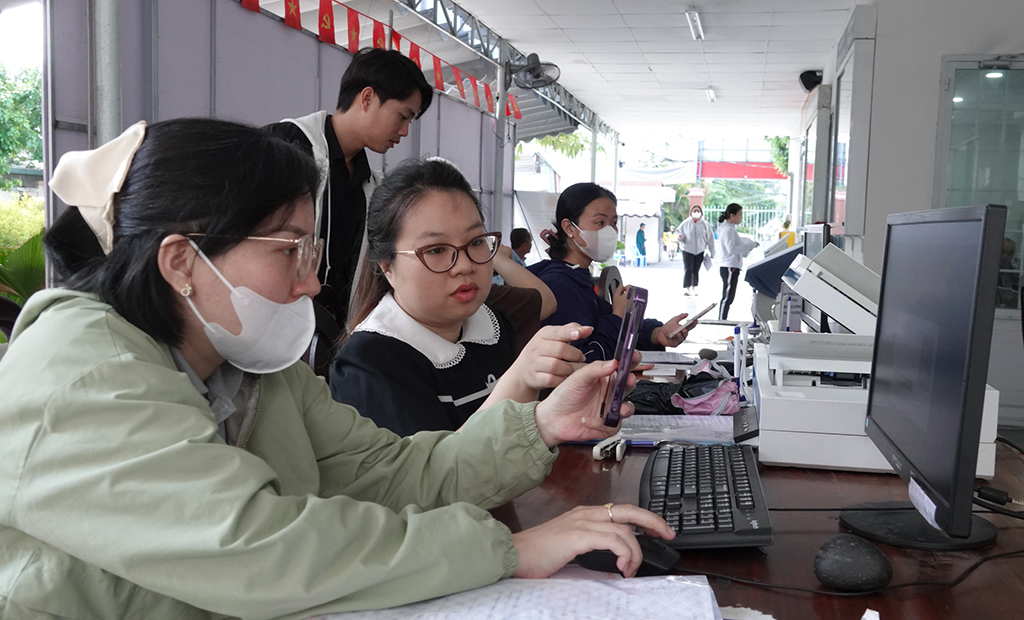 Đủ cách giúp dân nộp hồ sơ trực tuyến - Ảnh 2.