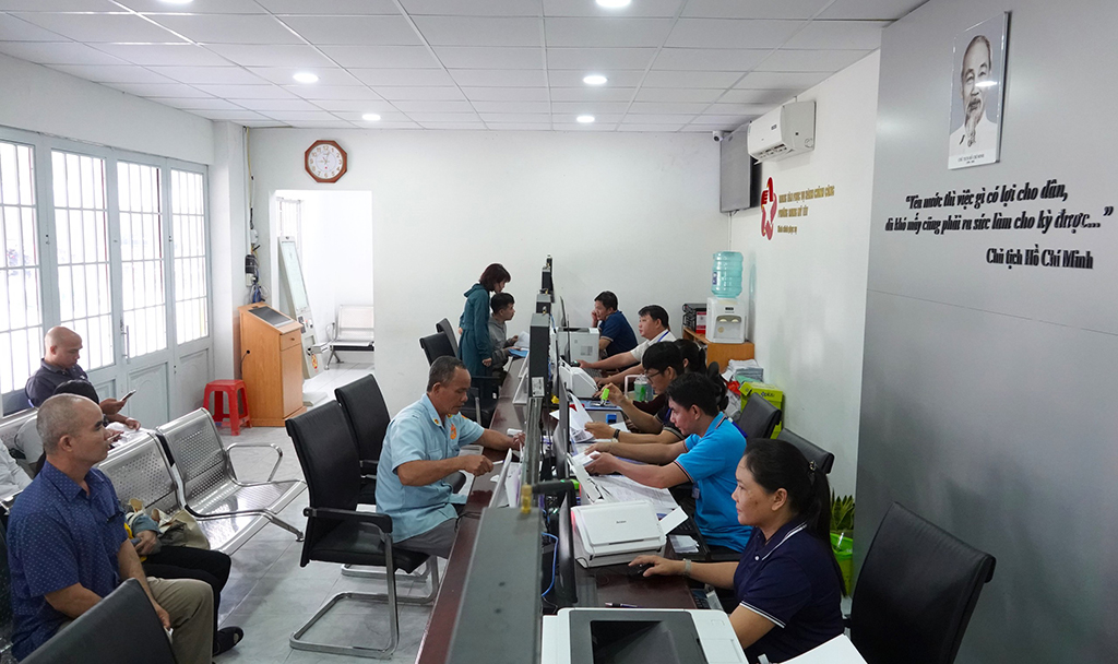 Đủ cách giúp dân nộp hồ sơ trực tuyến - Ảnh 4.