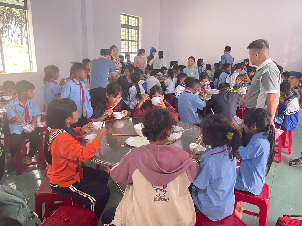 Chung dòng máu Lạc Hồng: Hành trình giữ con chữ giữa bụi đỏ biên giới - Ảnh 1.