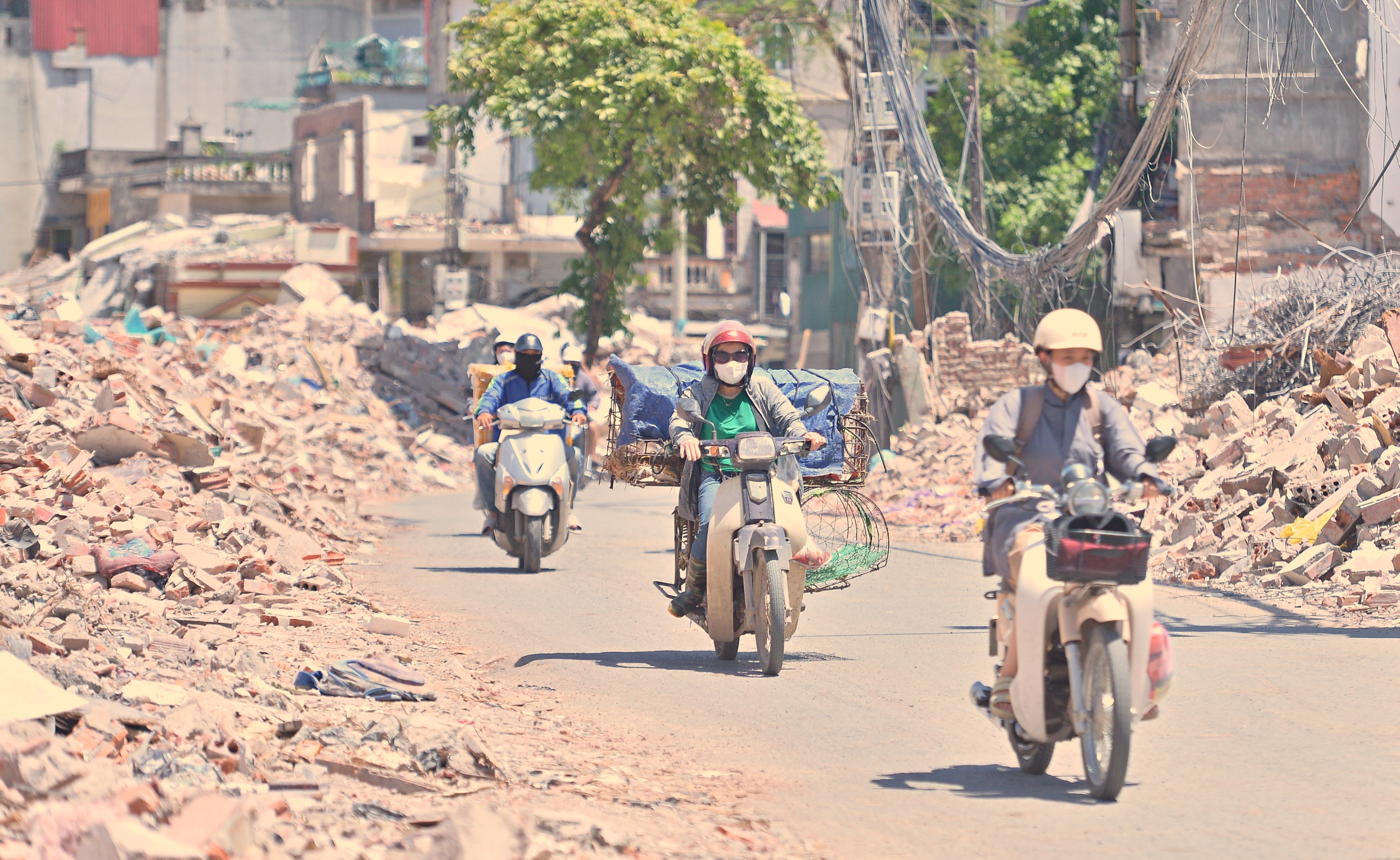 Hà Nội như 'chảo lửa' người lao động oằn mình mưu sinh dưới nắng 40 độ C- Ảnh 2. Hà Nội như 'chảo lửa' người lao động oằn mình mưu sinh dưới nắng 40 độ C- Ảnh 2.
