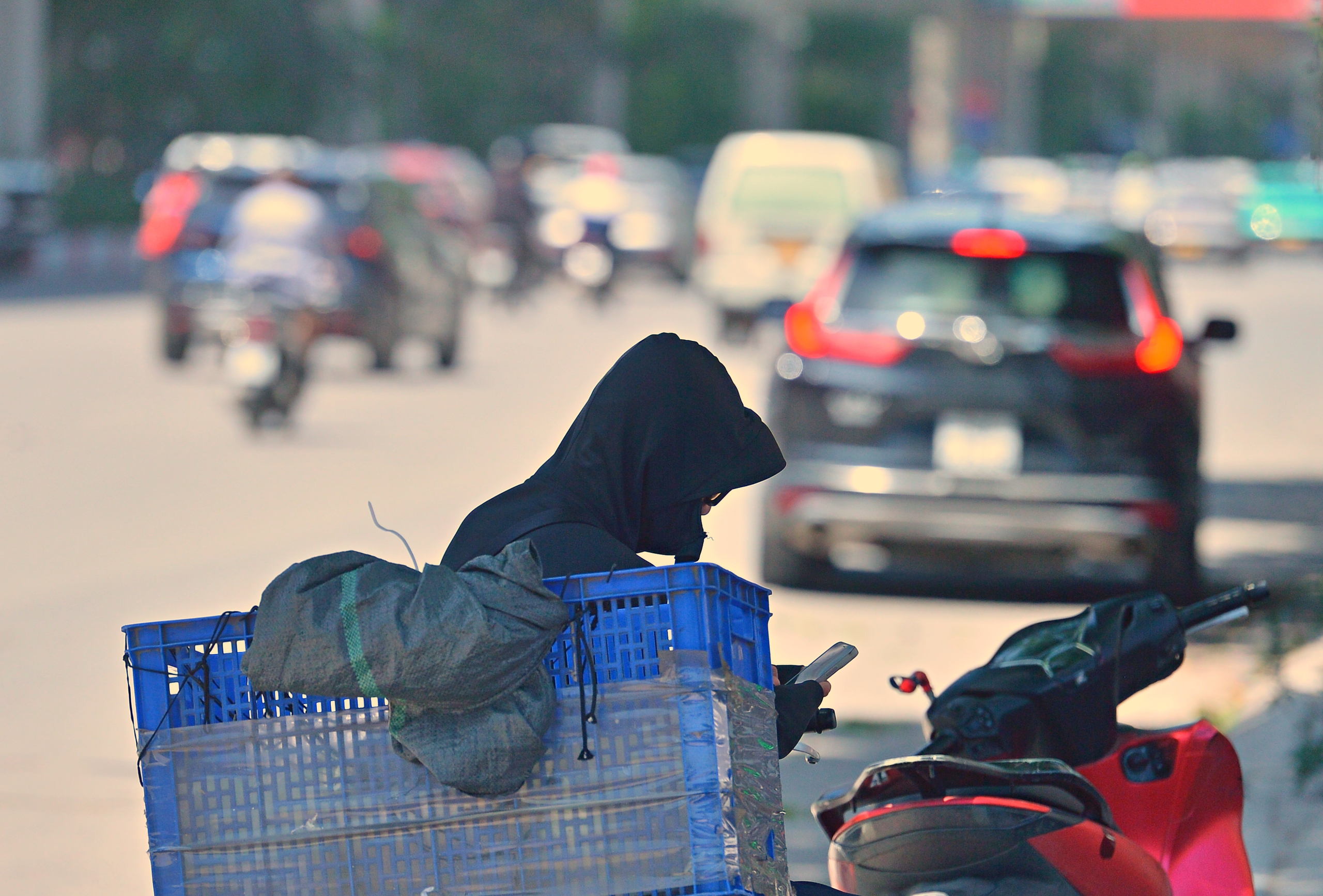 Hà Nội như 'chảo lửa' người lao động oằn mình mưu sinh dưới nắng 40 độ C- Ảnh 8. Hà Nội như 'chảo lửa' người lao động oằn mình mưu sinh dưới nắng 40 độ C- Ảnh 8.