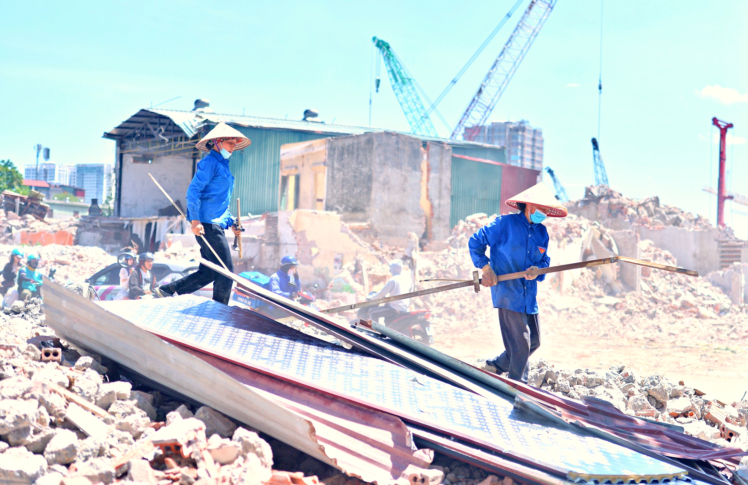 Hà Nội như 'chảo lửa' người lao động oằn mình mưu sinh dưới nắng 40 độ C- Ảnh 6. Hà Nội như 'chảo lửa' người lao động oằn mình mưu sinh dưới nắng 40 độ C- Ảnh 6.