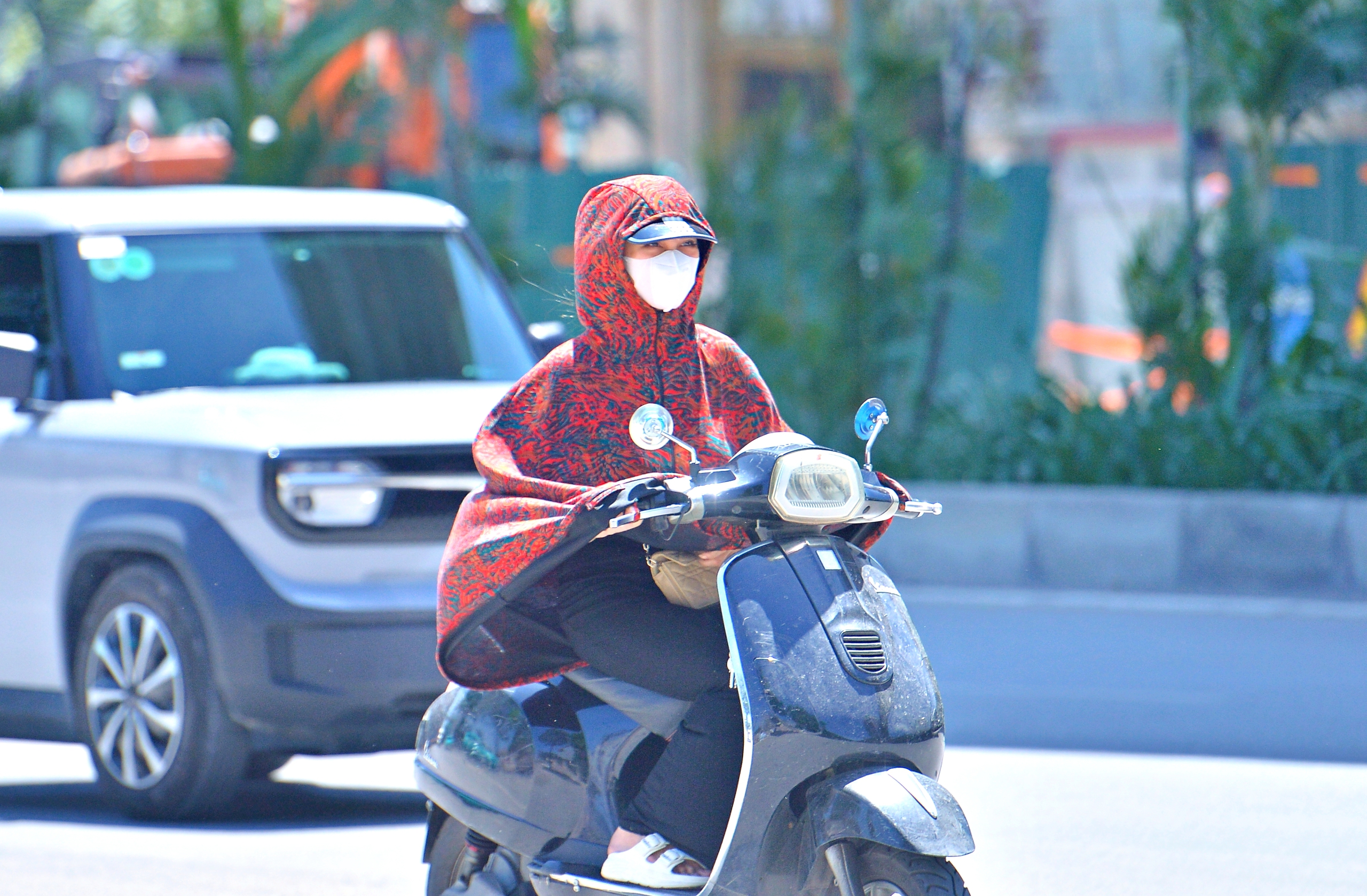 Hà Nội như 'chảo lửa' người lao động oằn mình mưu sinh dưới nắng 40 độ C- Ảnh 12. Hà Nội như 'chảo lửa' người lao động oằn mình mưu sinh dưới nắng 40 độ C- Ảnh 12.