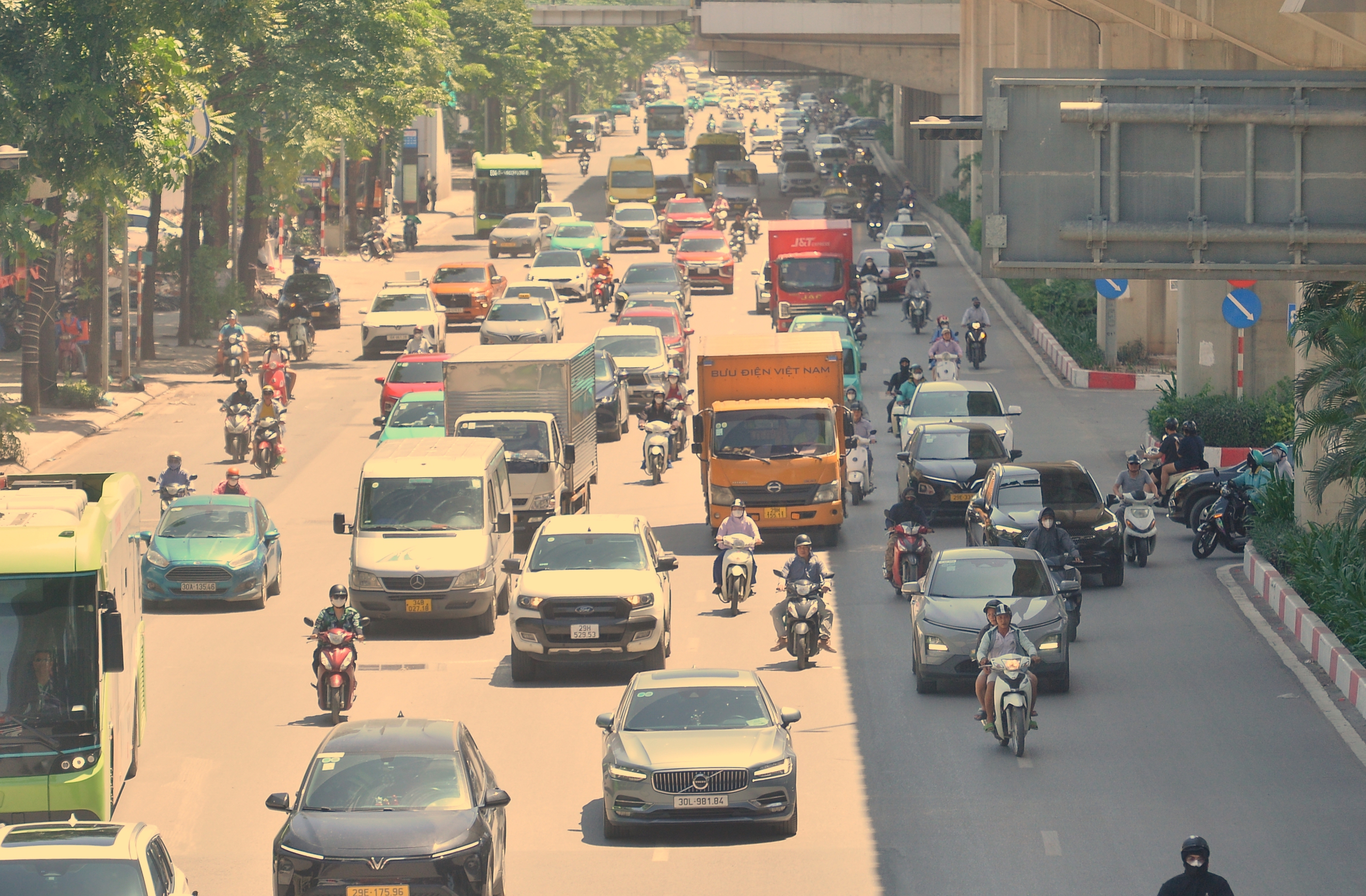 Hà Nội như 'chảo lửa' người lao động oằn mình mưu sinh dưới nắng 40 độ C- Ảnh 1. Hà Nội như 'chảo lửa' người lao động oằn mình mưu sinh dưới nắng 40 độ C- Ảnh 1.