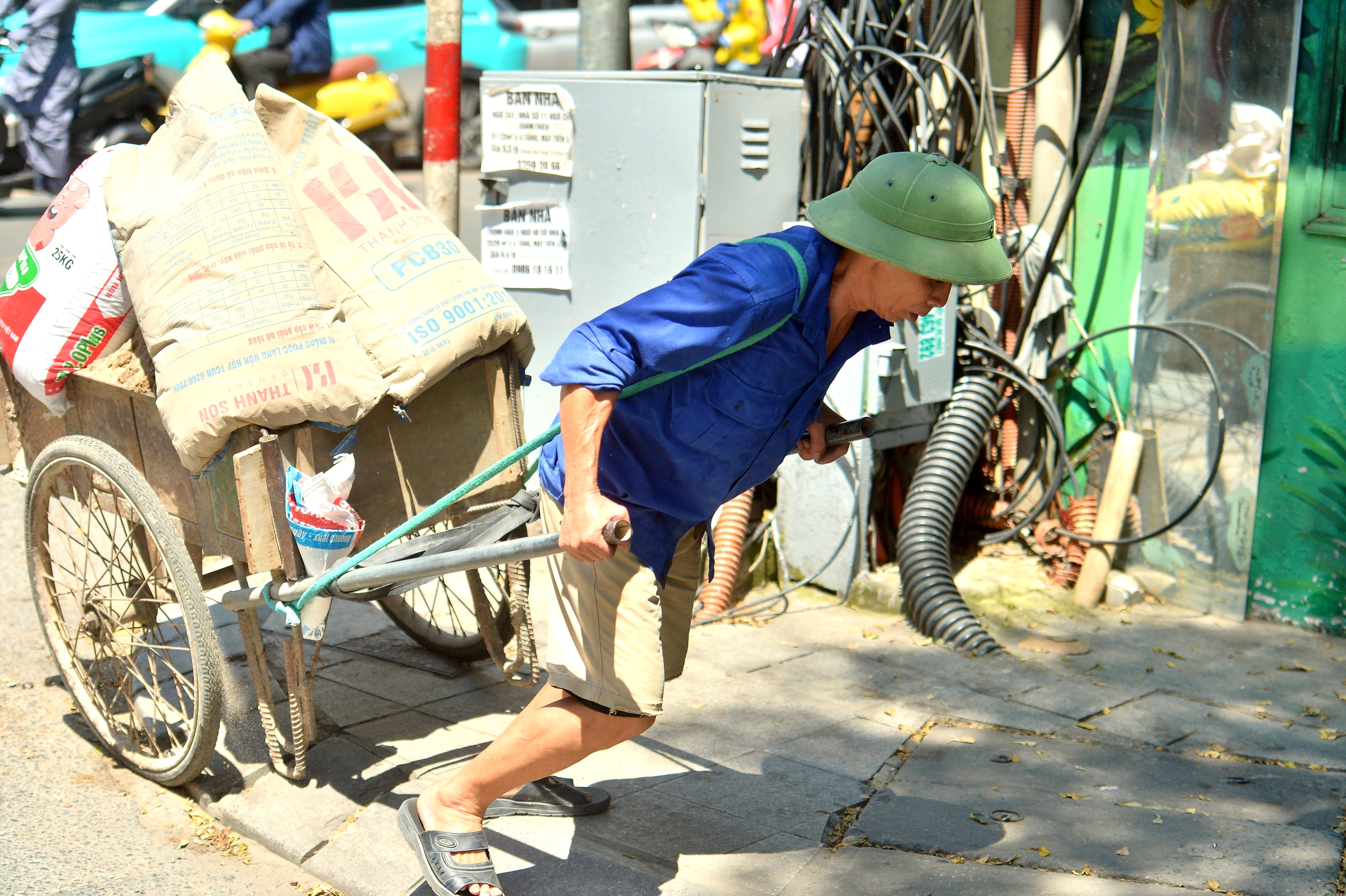 Hà Nội như 'chảo lửa' người lao động oằn mình mưu sinh dưới nắng 40 độ C- Ảnh 3. Hà Nội như 'chảo lửa' người lao động oằn mình mưu sinh dưới nắng 40 độ C- Ảnh 3.