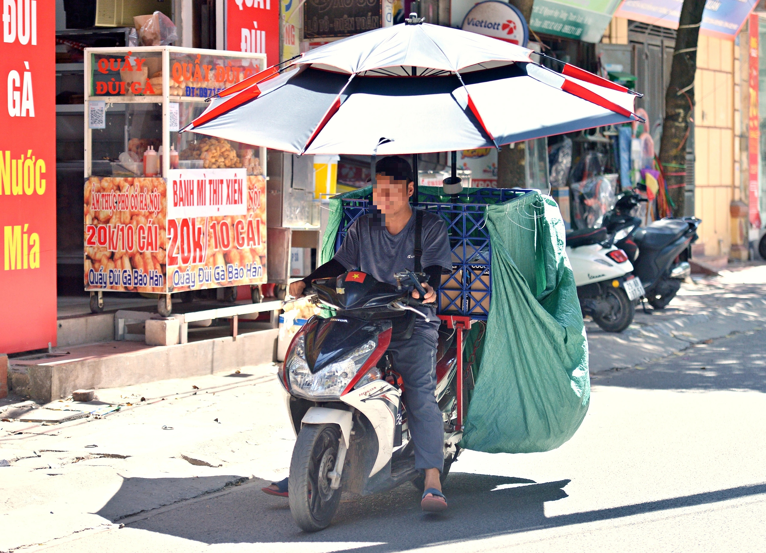Hà Nội như 'chảo lửa' người lao động oằn mình mưu sinh dưới nắng 40 độ C- Ảnh 9. Hà Nội như 'chảo lửa' người lao động oằn mình mưu sinh dưới nắng 40 độ C- Ảnh 9.